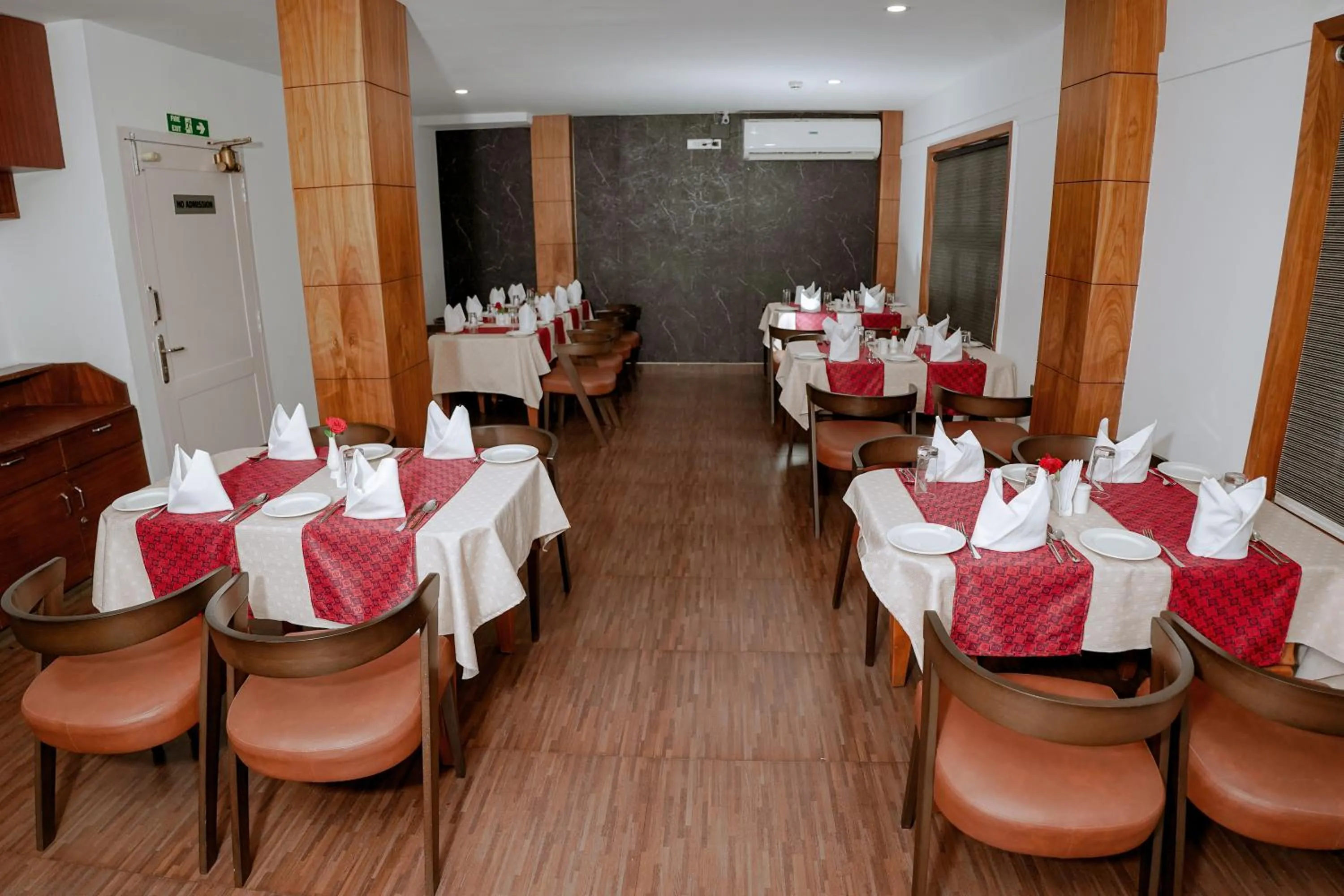 Restaurant/places to eat in Queens Hotel