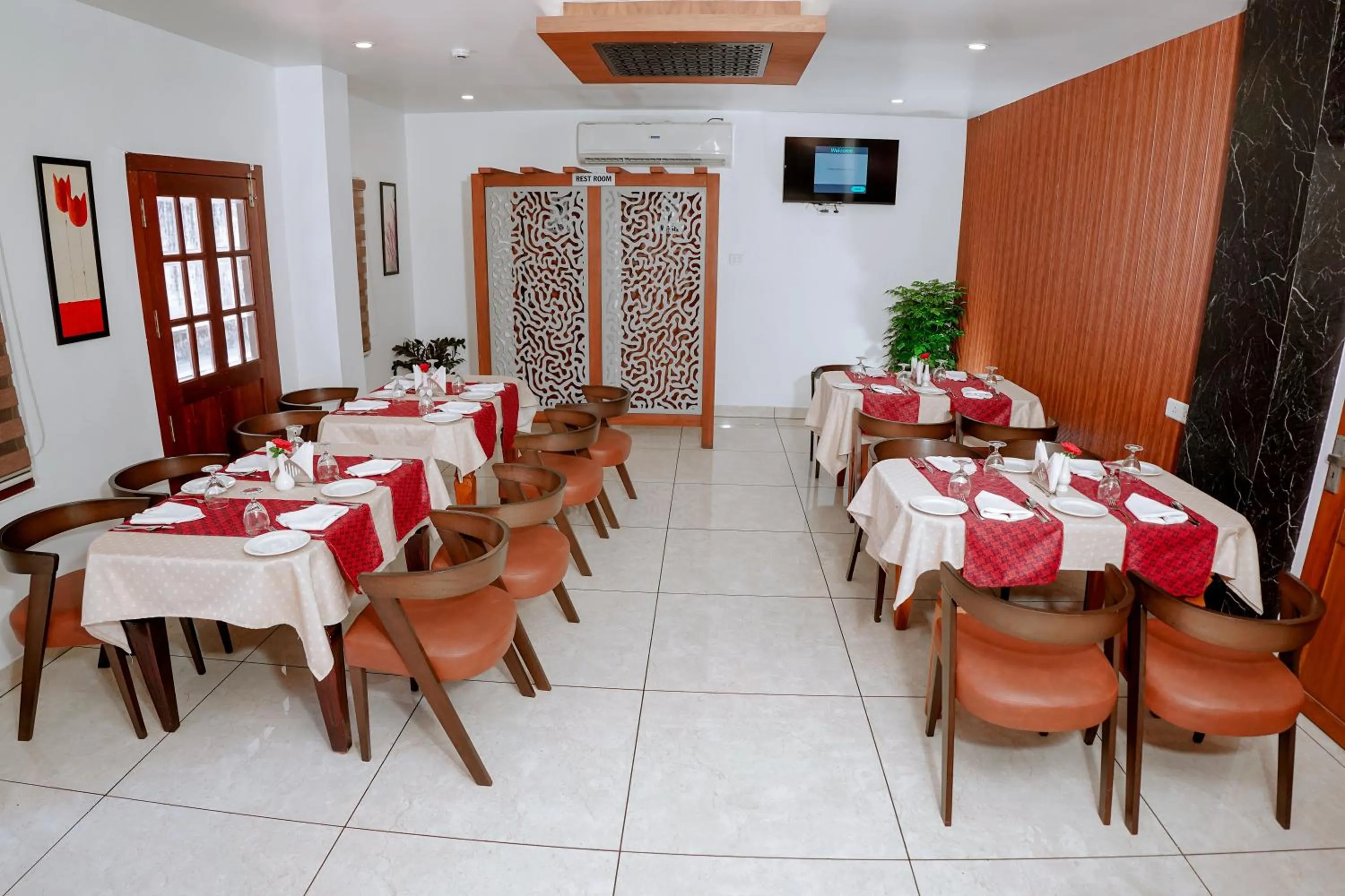 Restaurant/places to eat in Queens Hotel