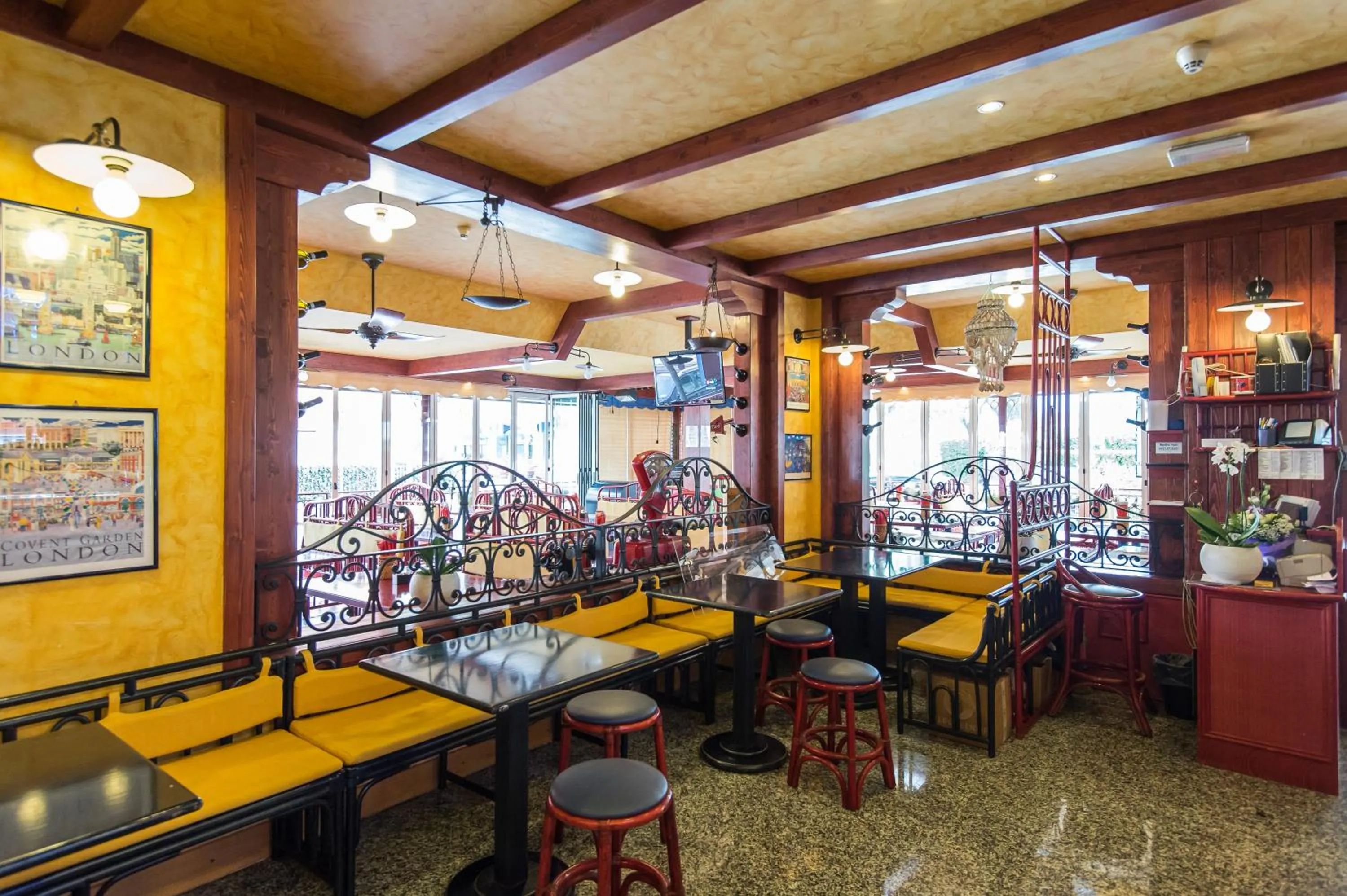 Restaurant/places to eat in Hotel Christian