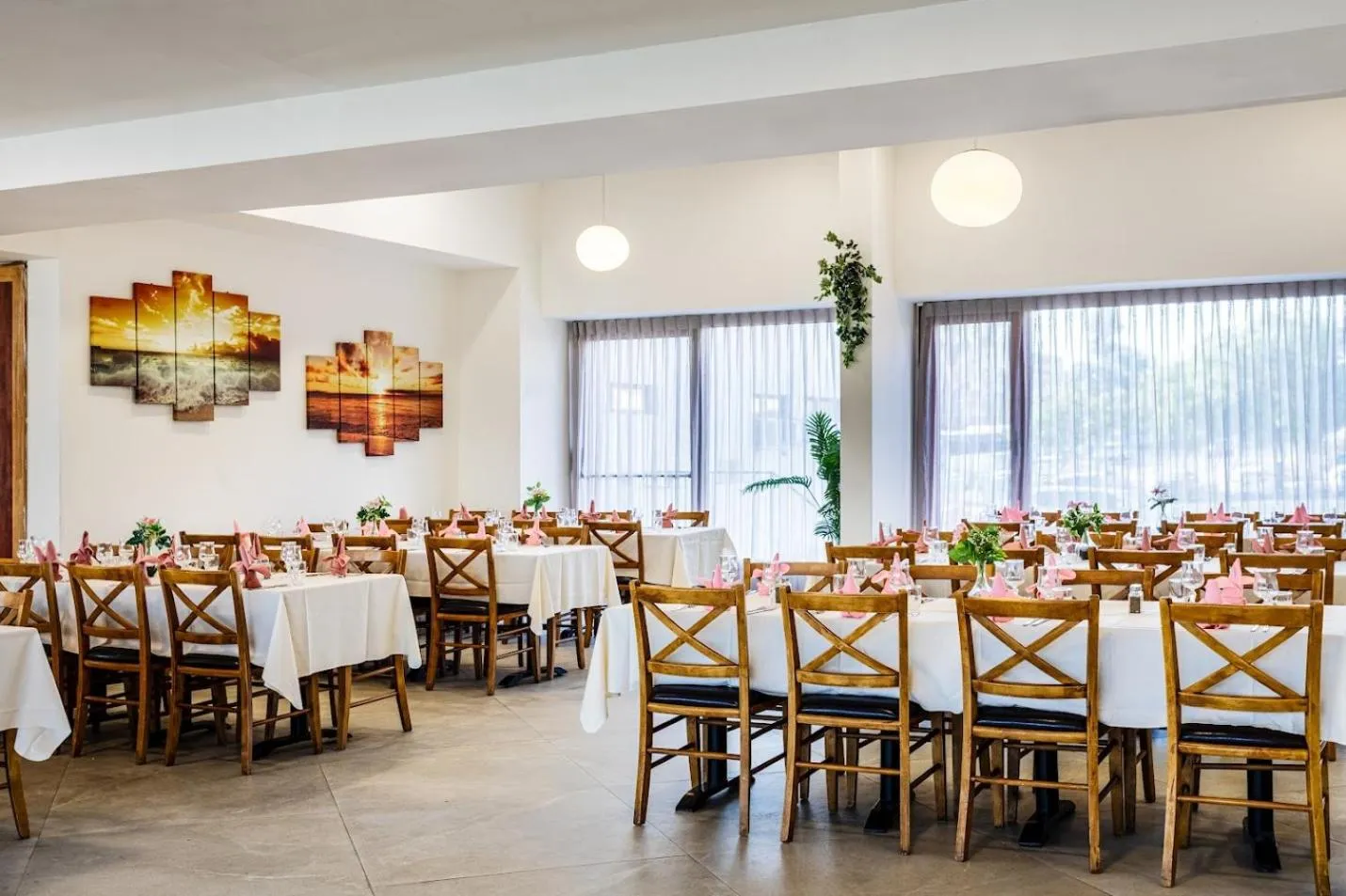 Restaurant/places to eat in Inbar Hotel