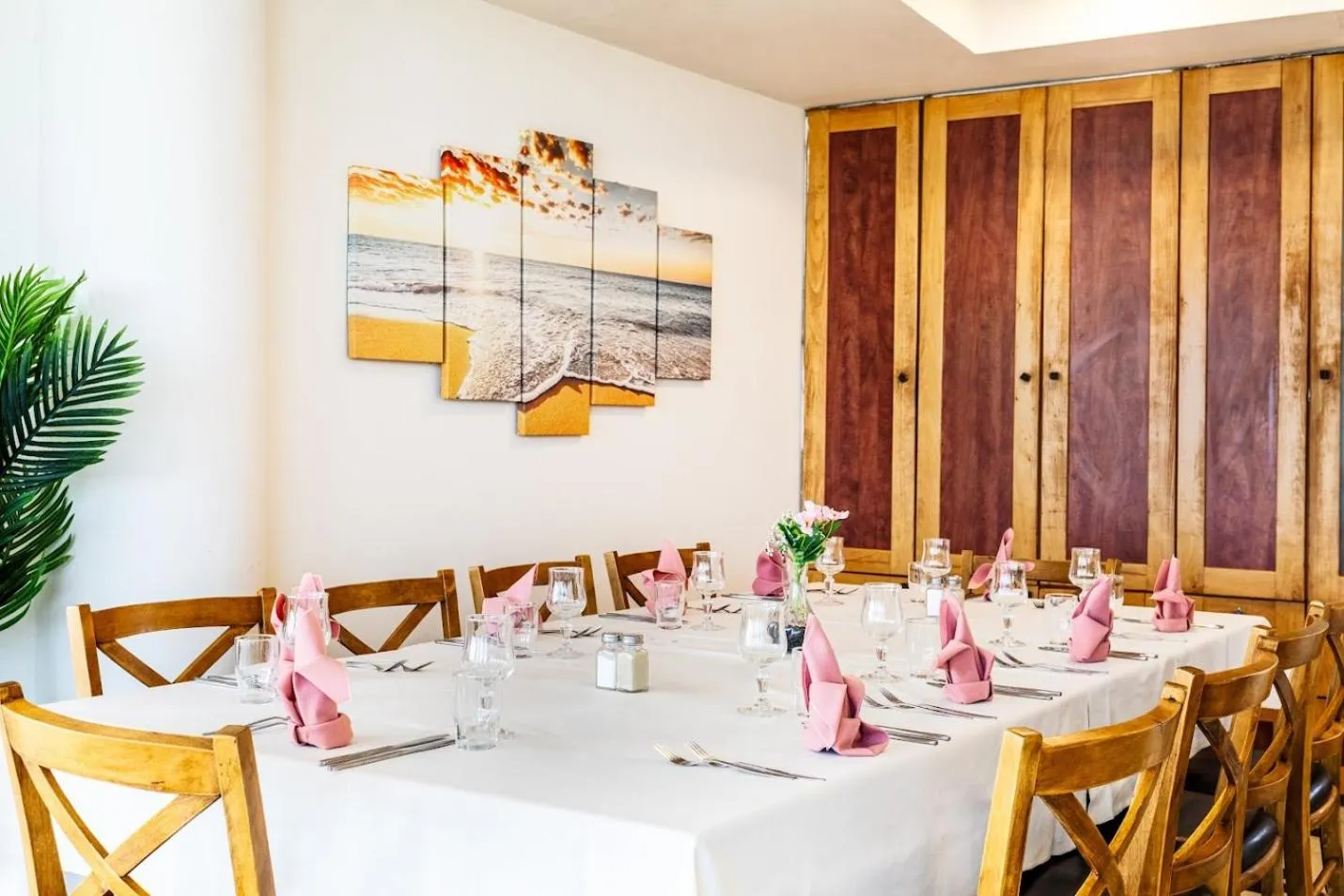 Restaurant/places to eat in Inbar Hotel