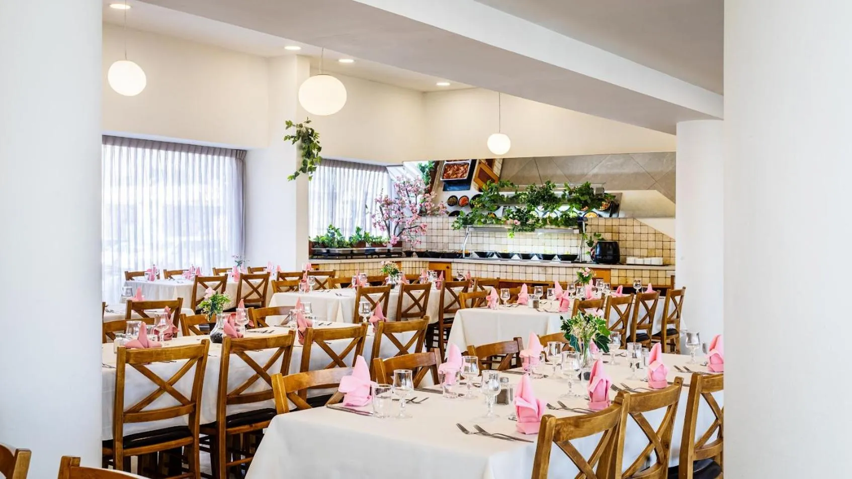 Restaurant/places to eat in Inbar Hotel