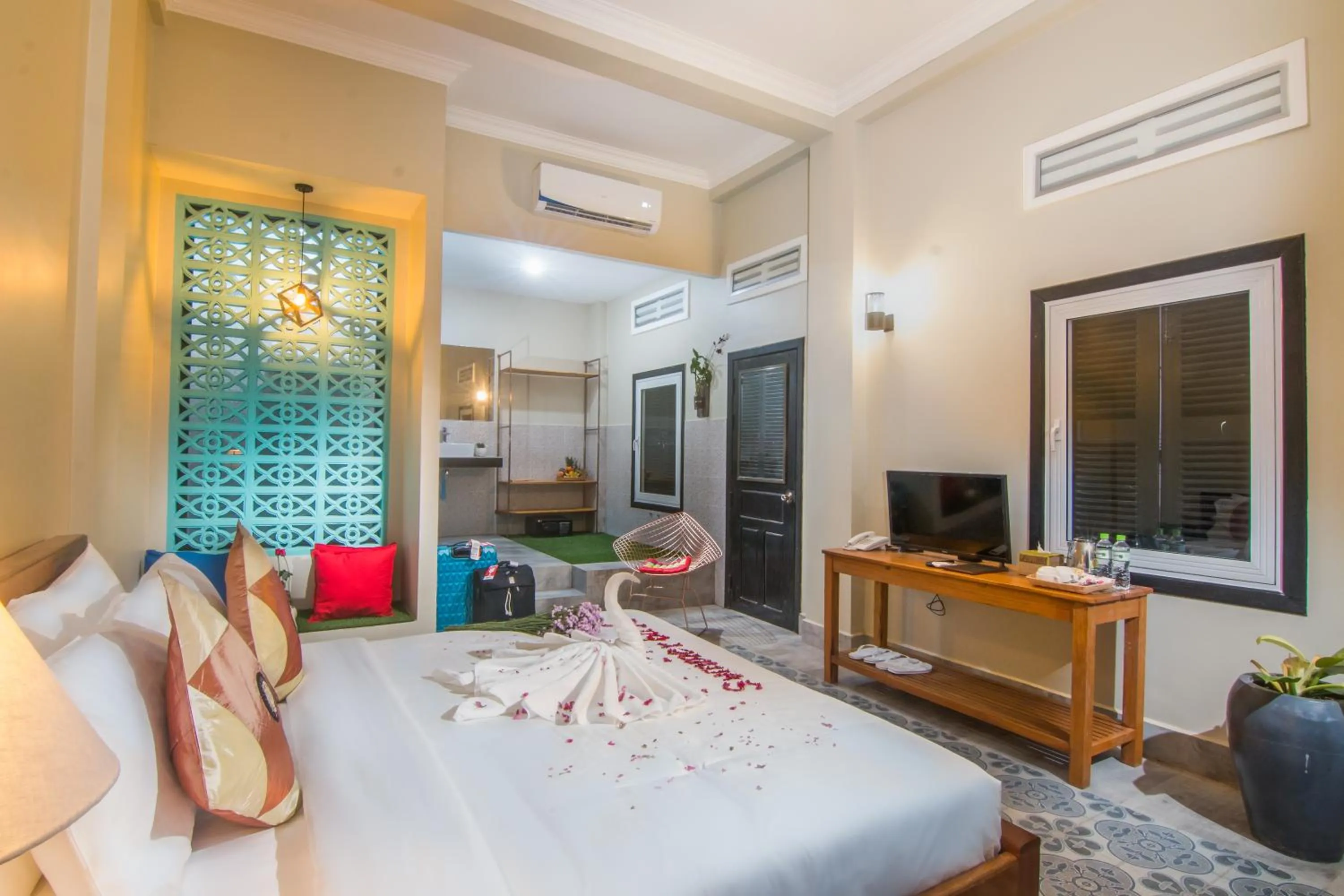 Bedroom, Bed in Summer Bliss Boutique