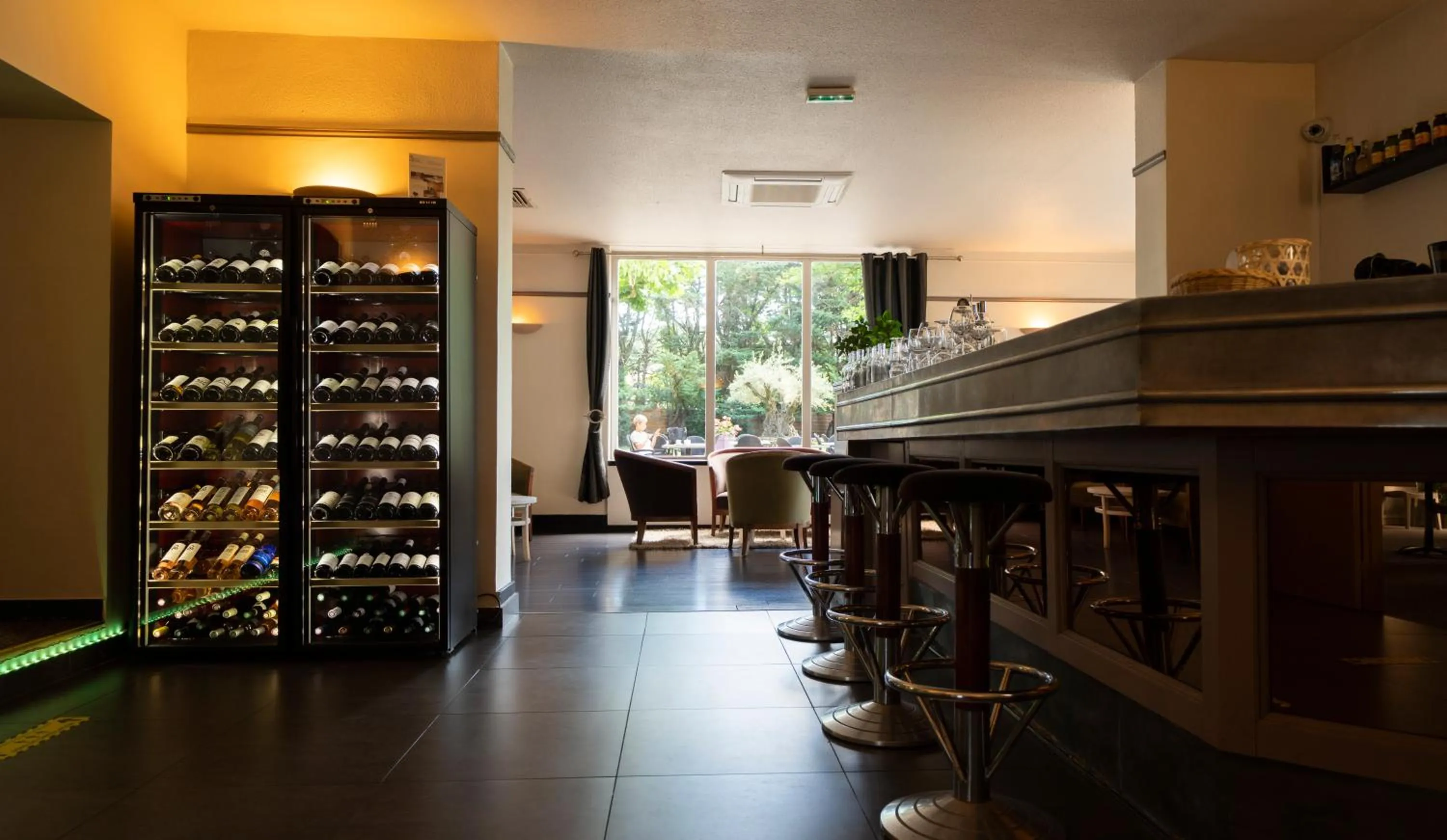 Lounge or bar in Logis Hotel Restaurant SPA Les Oliviers