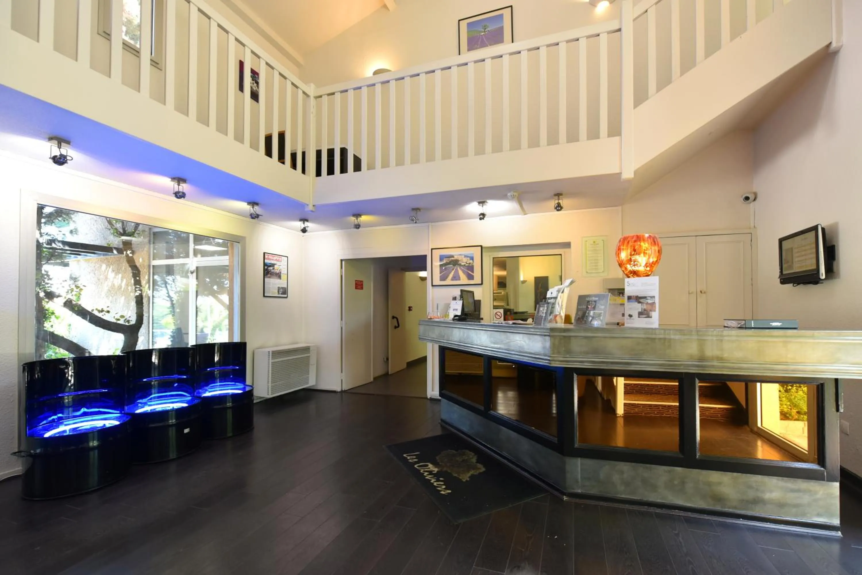 Lobby or reception in Logis Hotel Restaurant SPA Les Oliviers