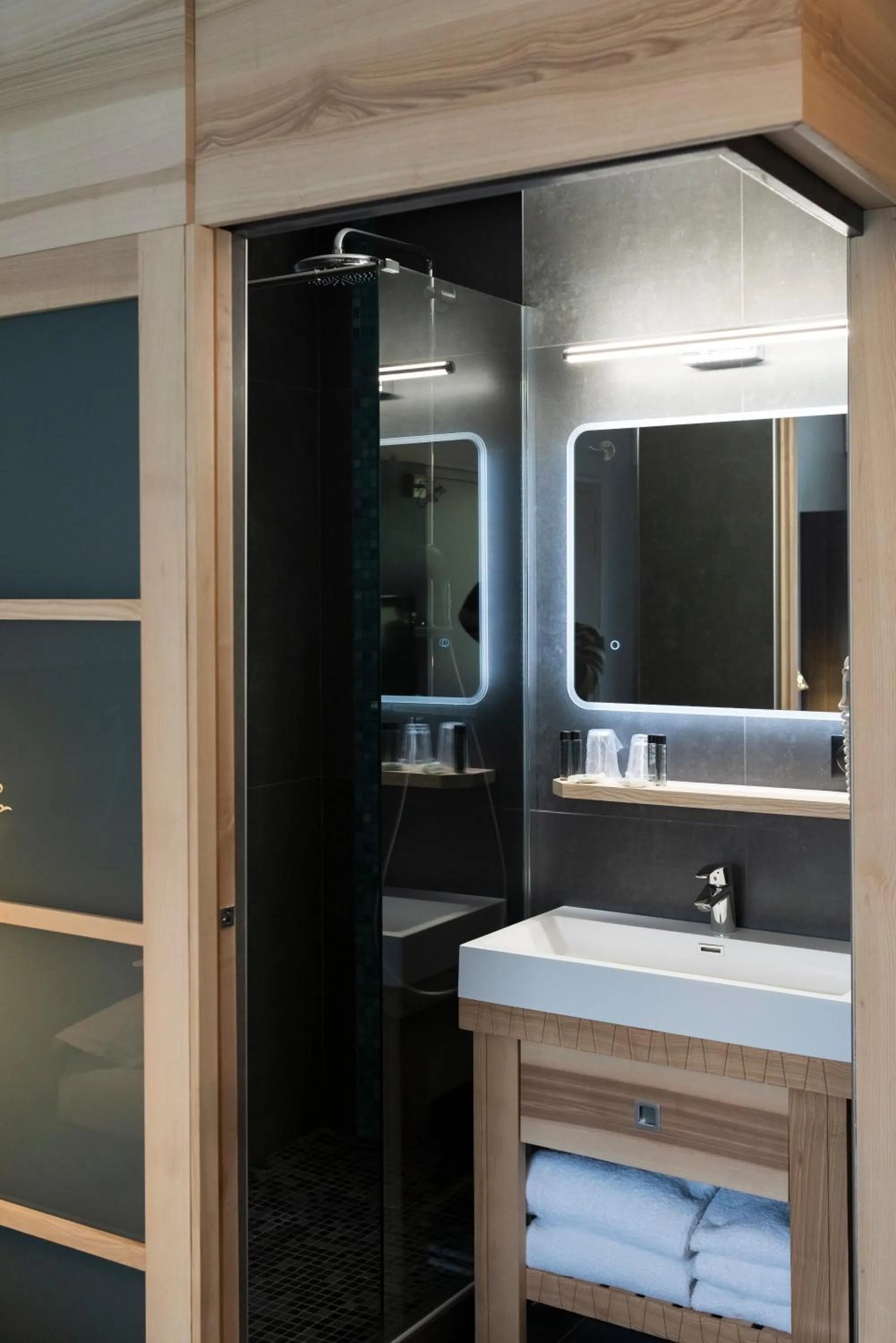 Bathroom in Logis Hotel Restaurant SPA Les Oliviers