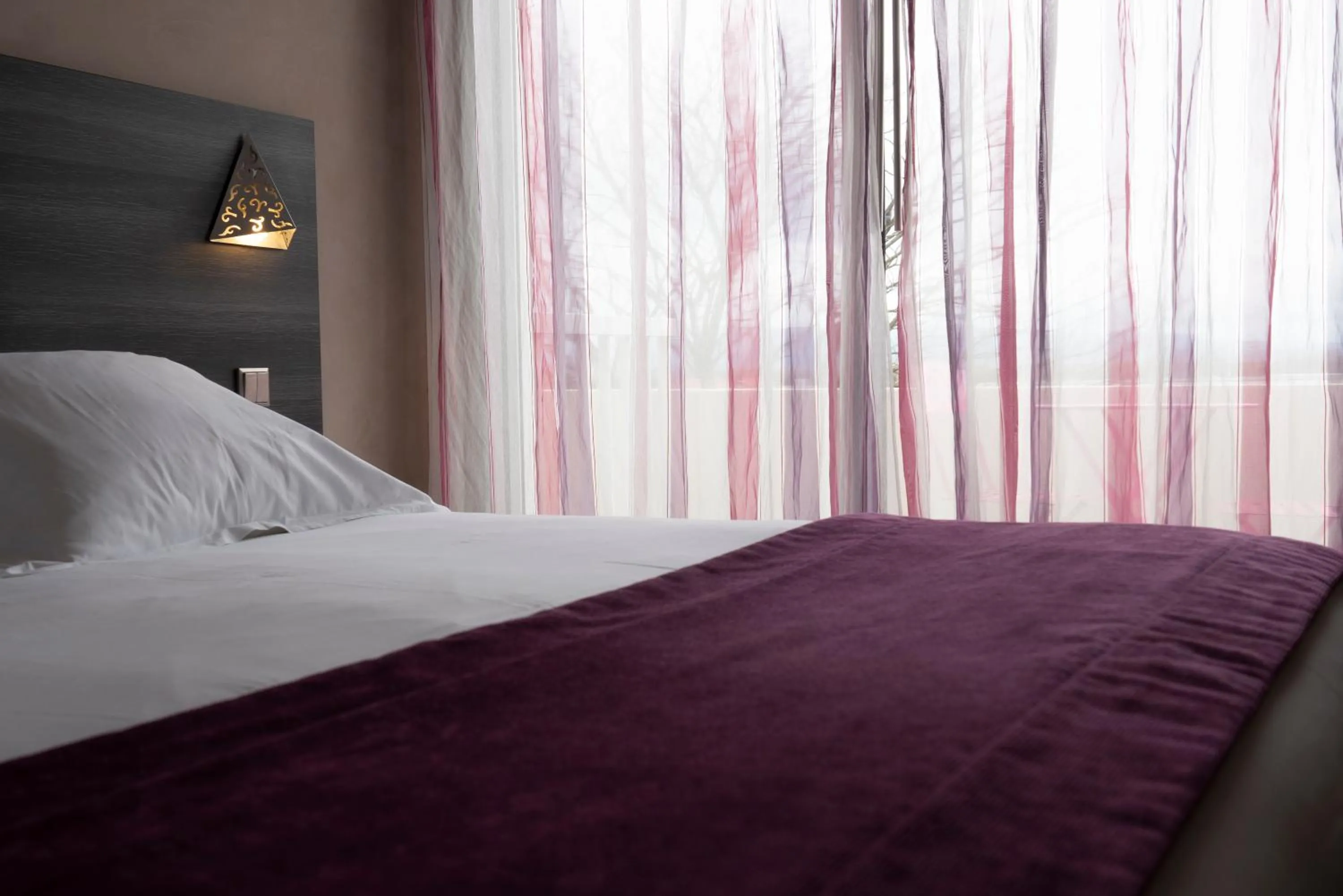 Bed in Logis Hotel Restaurant SPA Les Oliviers