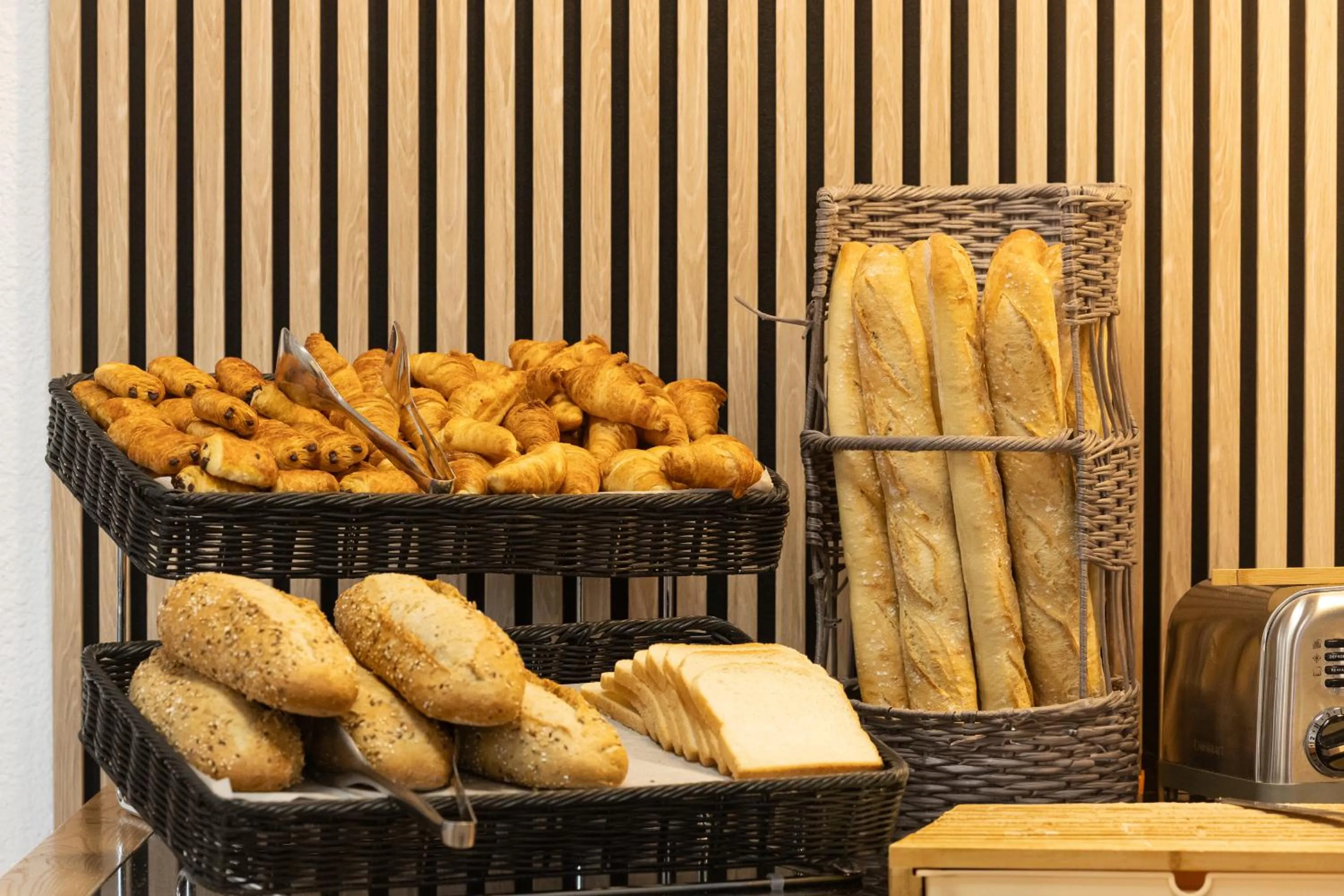 Breakfast in Logis Hotel Restaurant SPA Les Oliviers