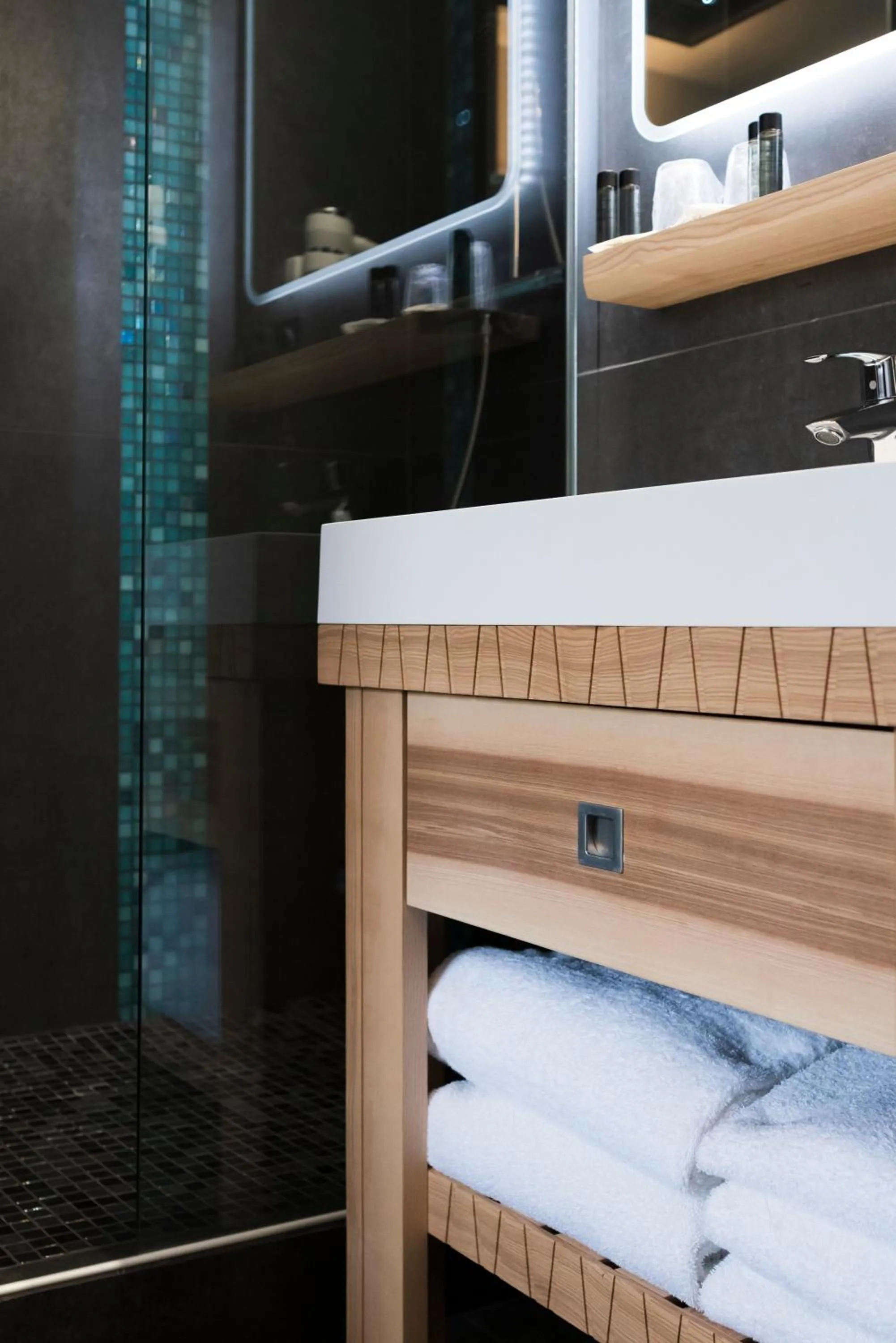 Bathroom, Bed in Logis Hotel Restaurant SPA Les Oliviers