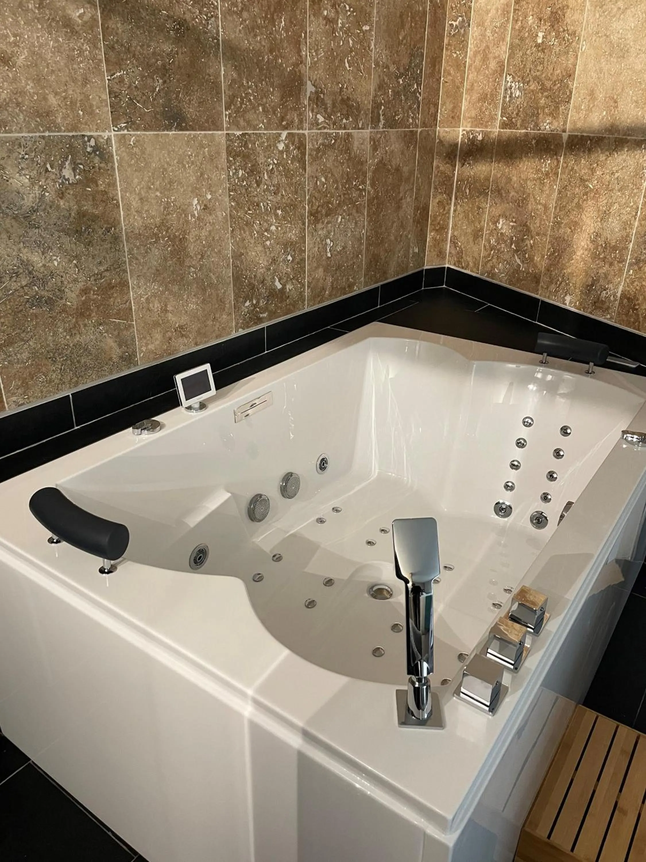 Hot Tub in Logis Hotel Restaurant SPA Les Oliviers