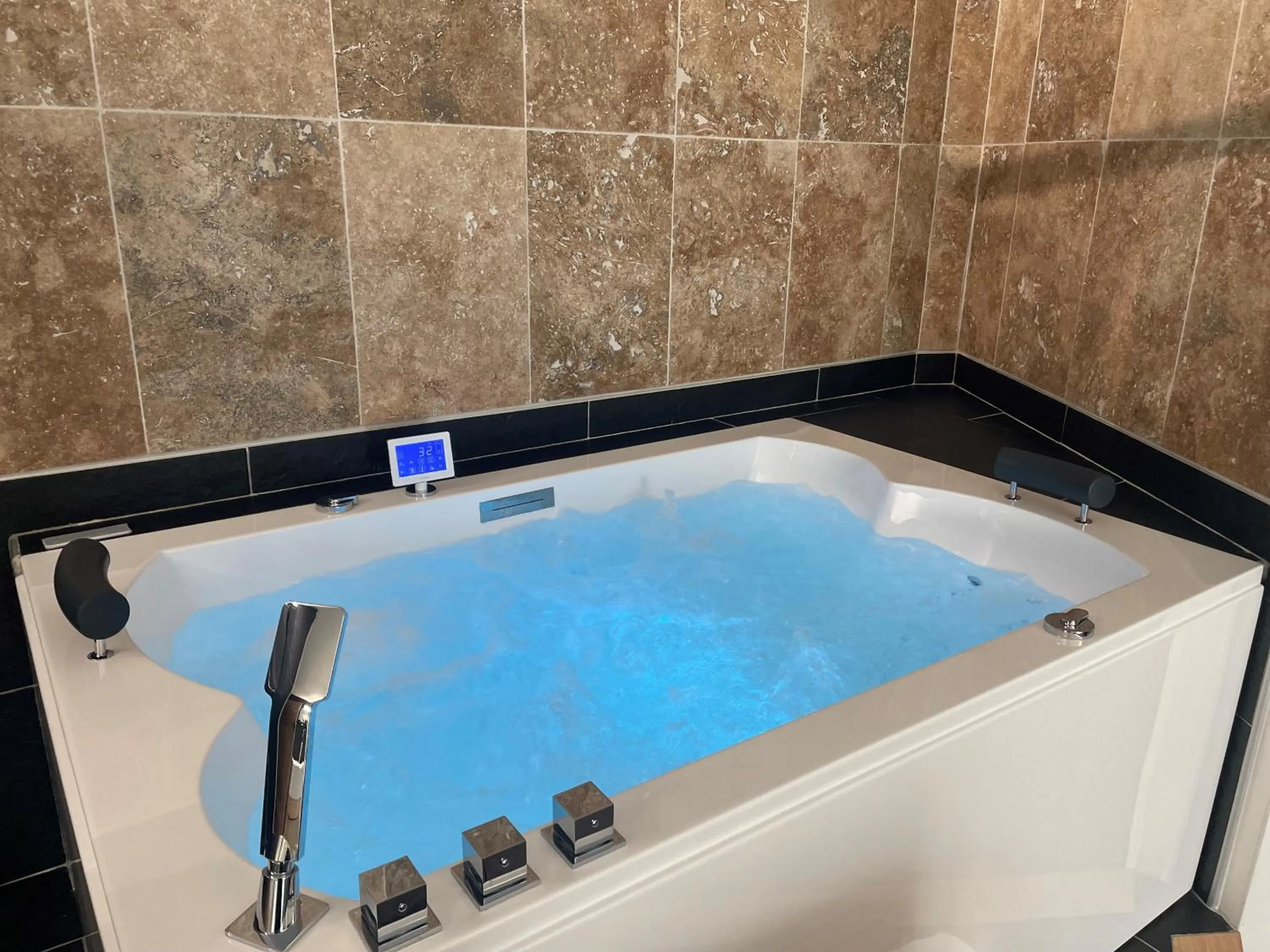 Hot Tub in Logis Hotel Restaurant SPA Les Oliviers