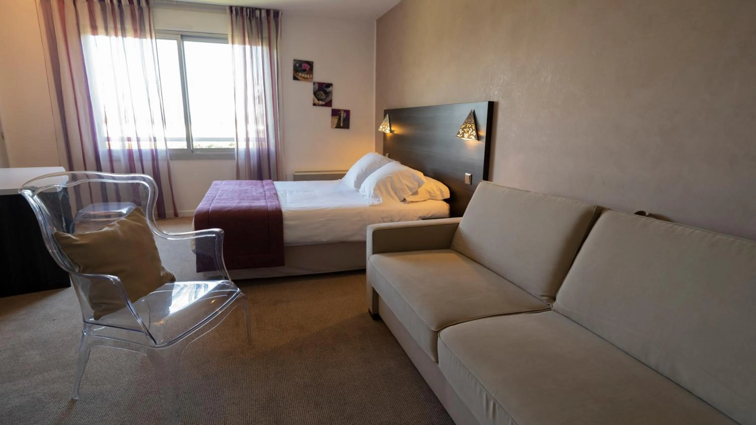 Bed in Logis Hotel Restaurant SPA Les Oliviers