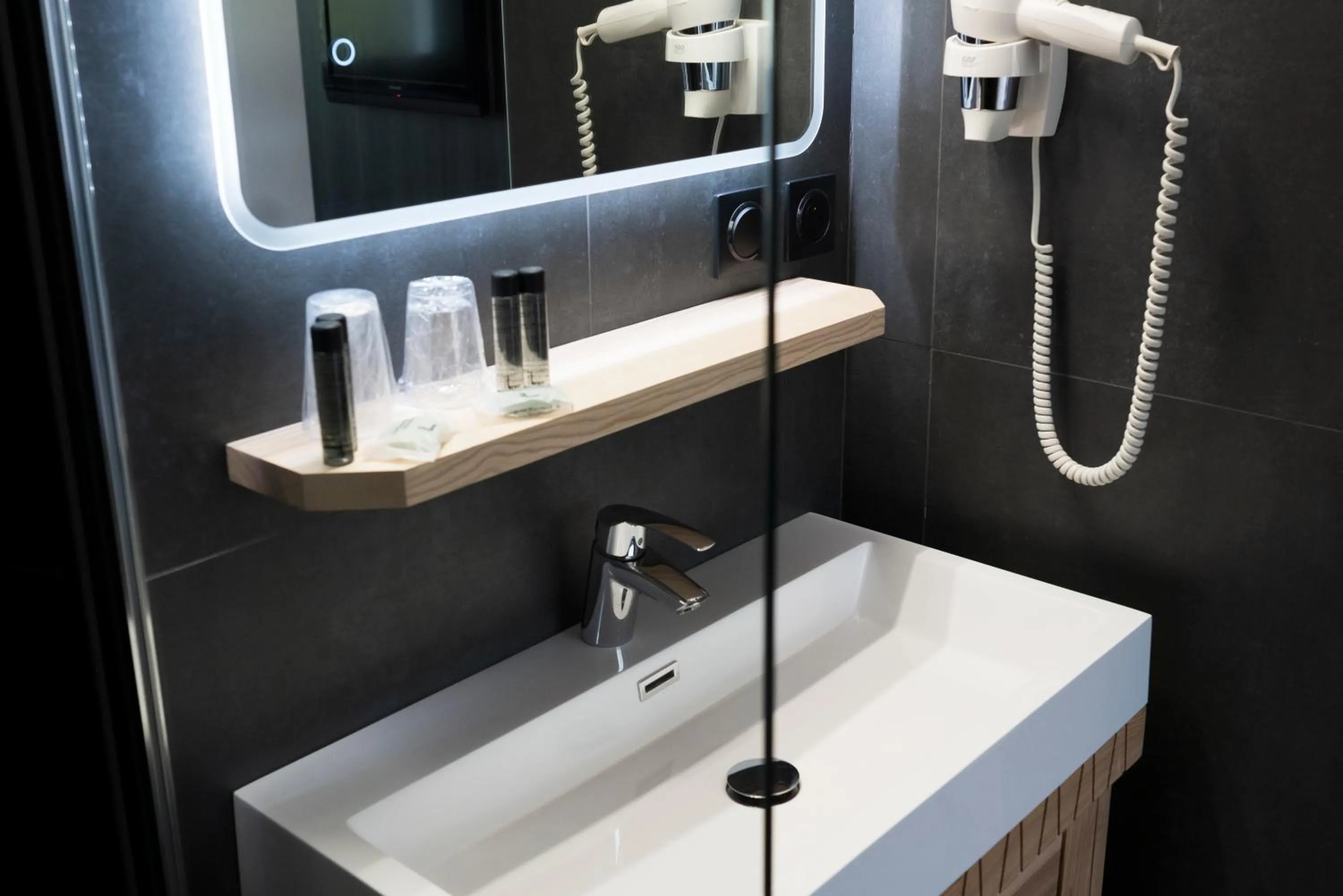 Bathroom in Logis Hotel Restaurant SPA Les Oliviers