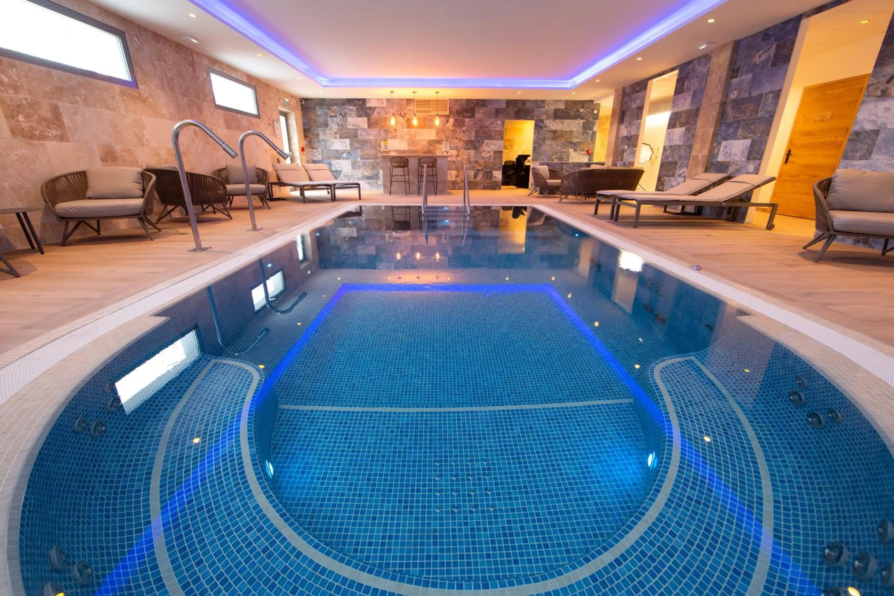 Pool view in Logis Hotel Restaurant SPA Les Oliviers