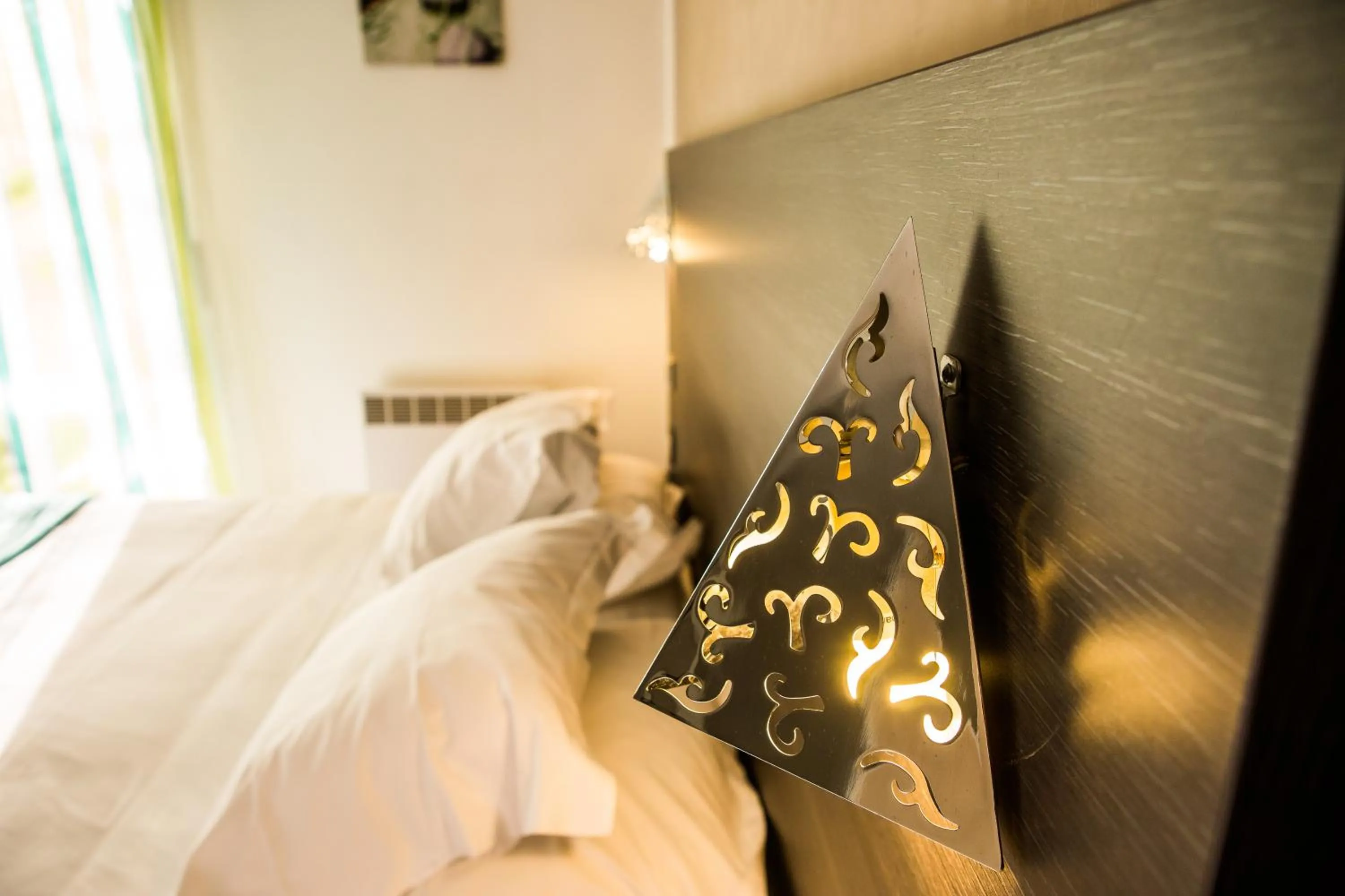 Bed in Logis Hotel Restaurant SPA Les Oliviers