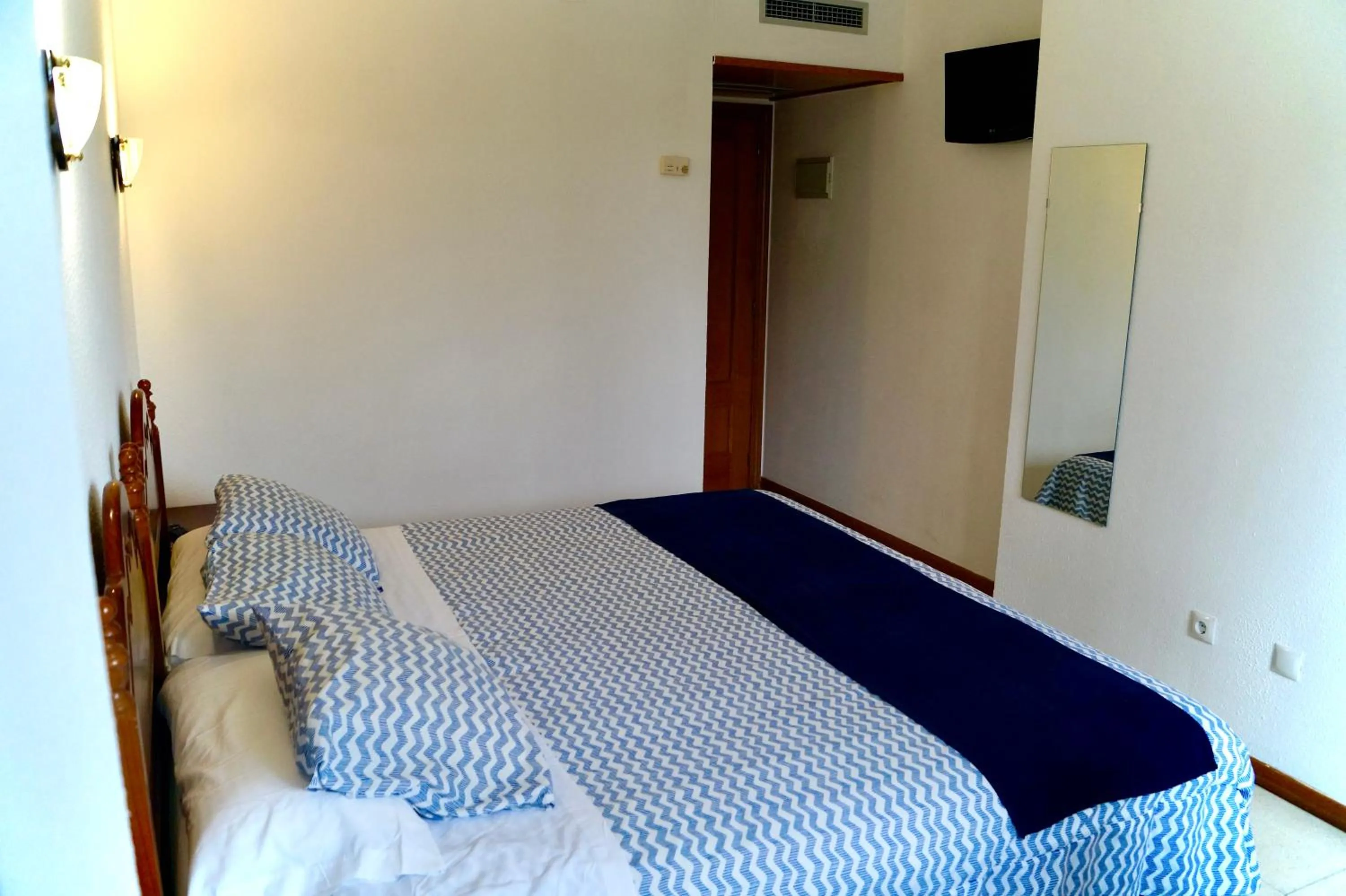 View (from property/room), Bed in Hotel Nobis Salamanca