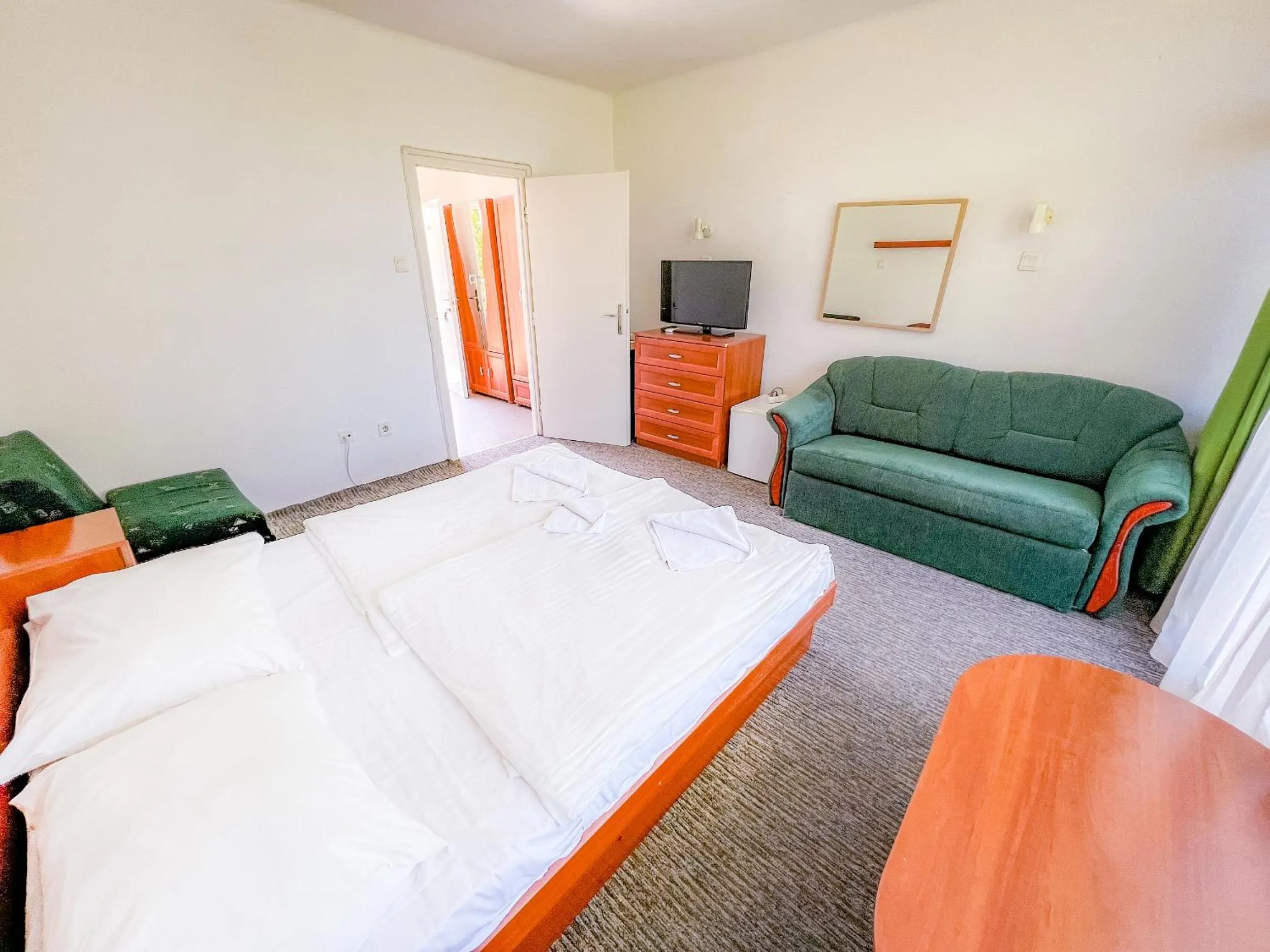 Photo of the whole room in CE Napfény Hotel