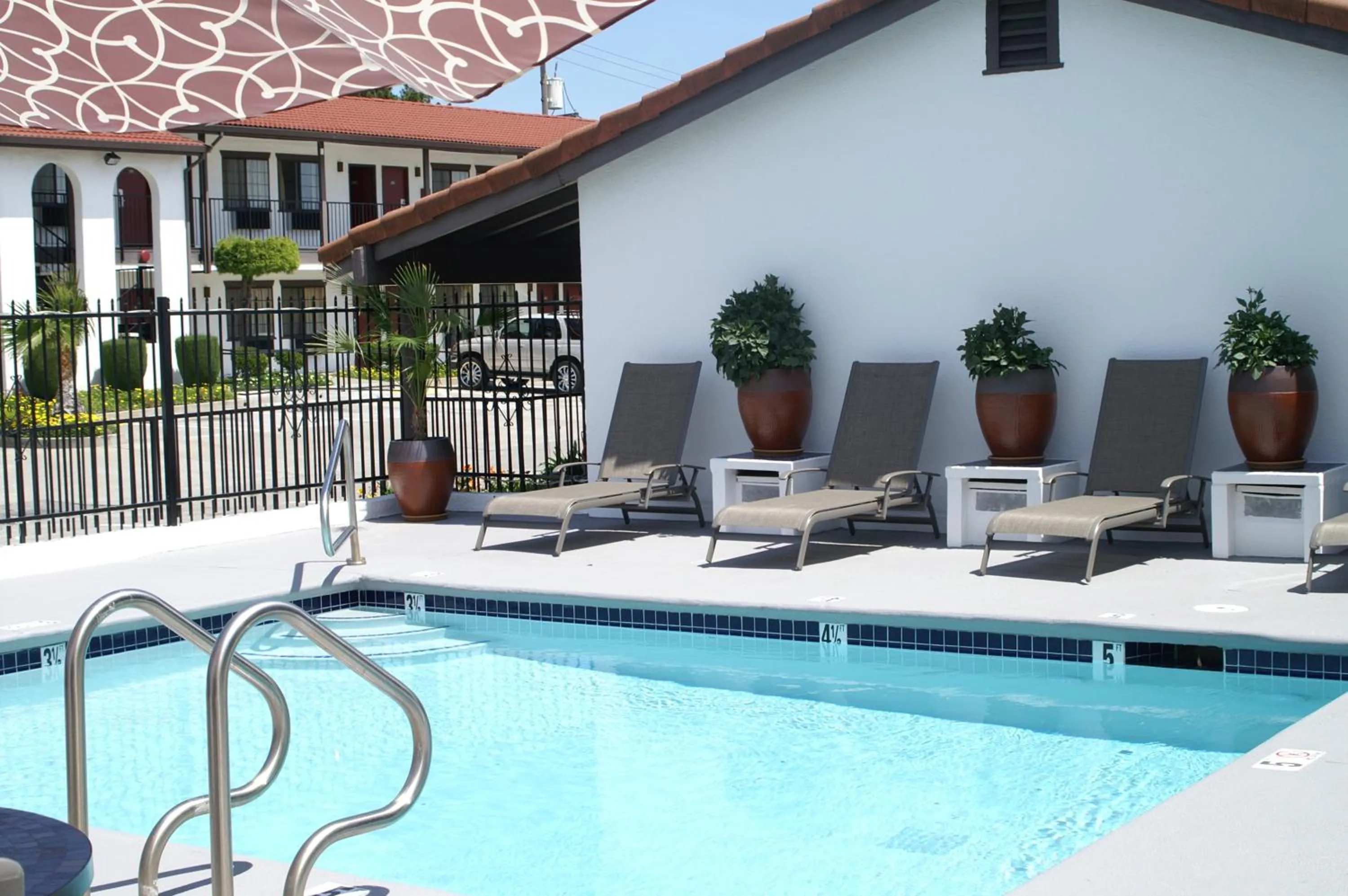 Swimming pool in Regency Inn