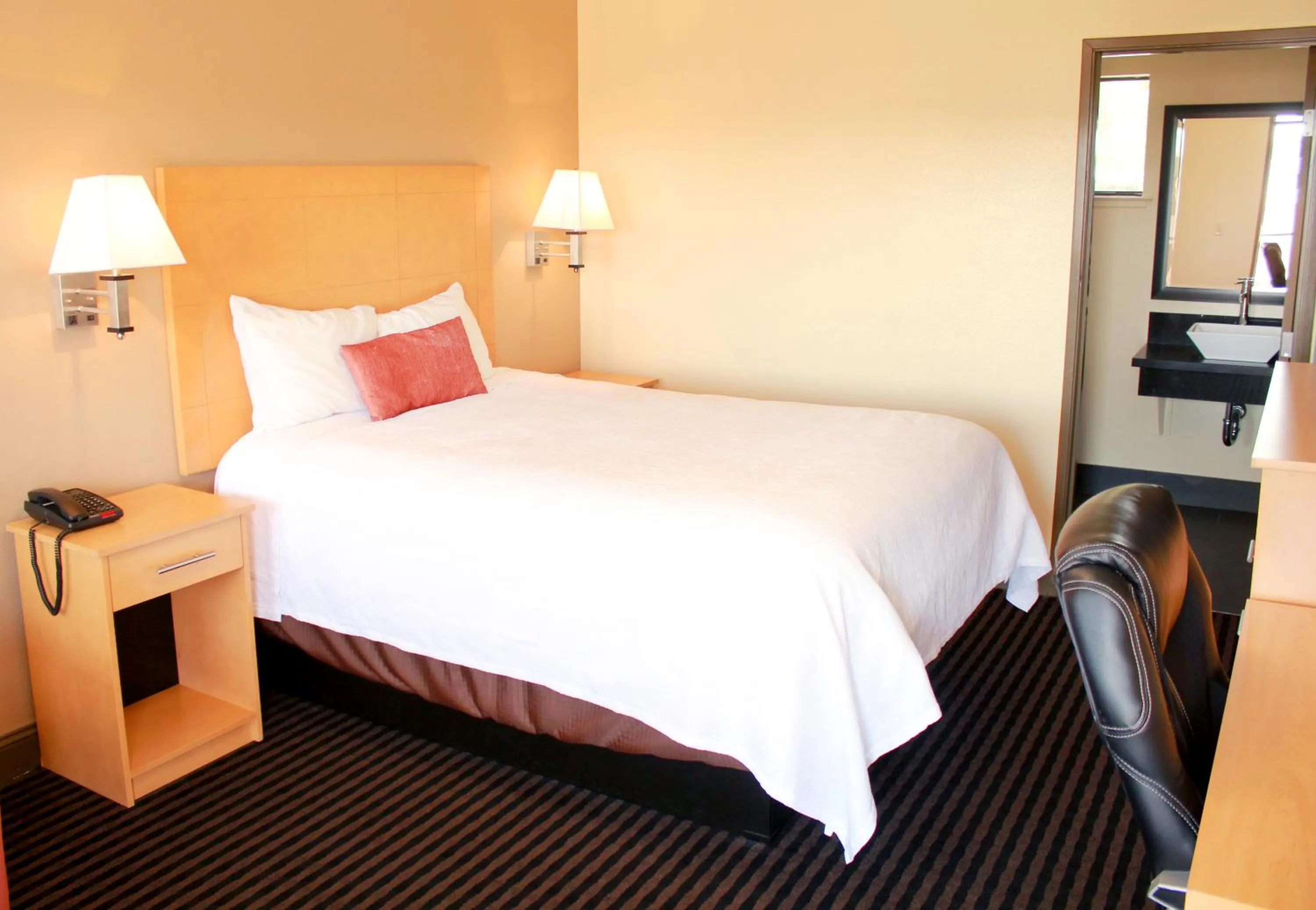 Photo of the whole room in Regency Inn