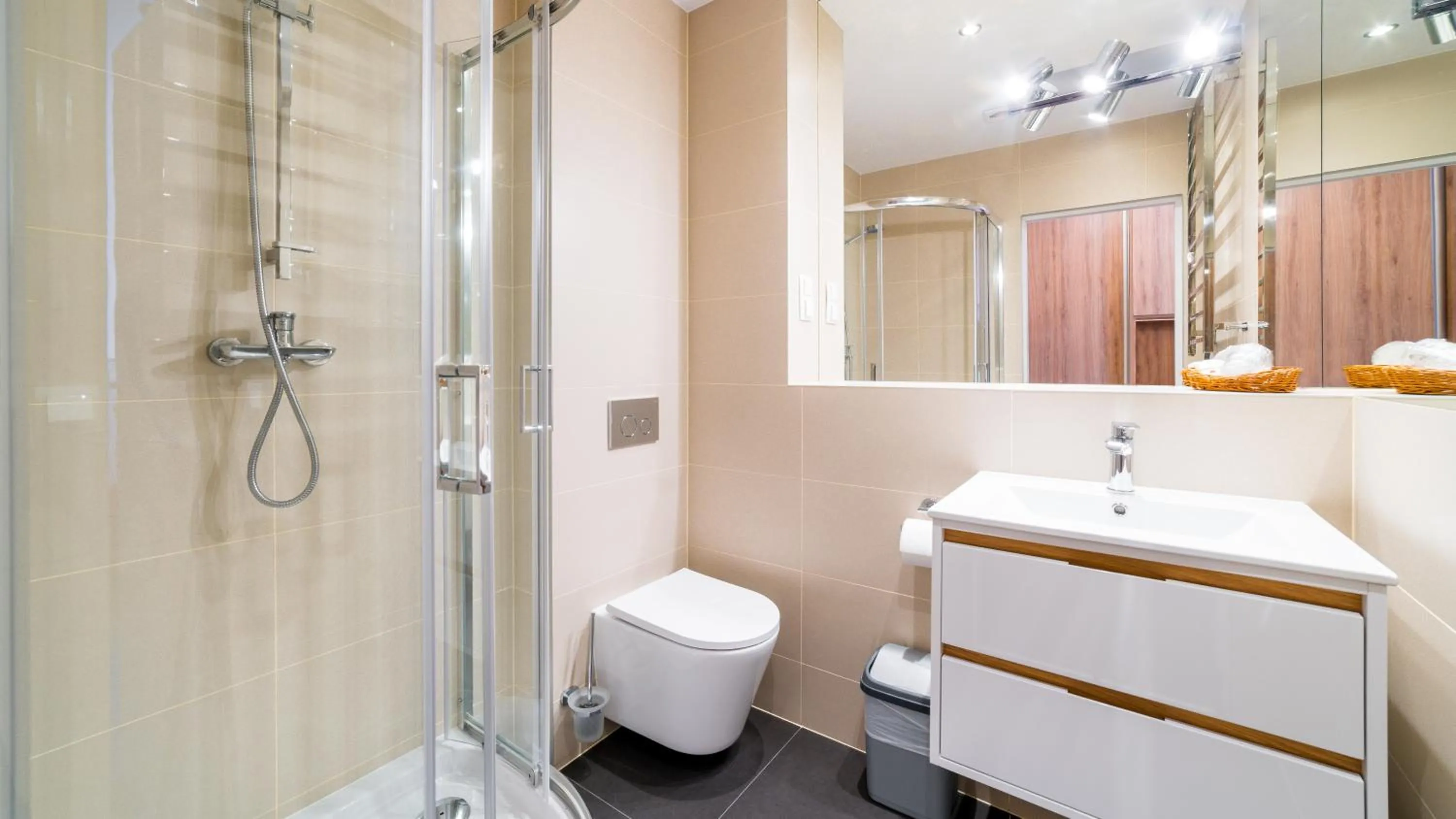 Shower in Leśny Dwór Karpacz Piekarnia Mio Padre Restauracja Mamma Mia