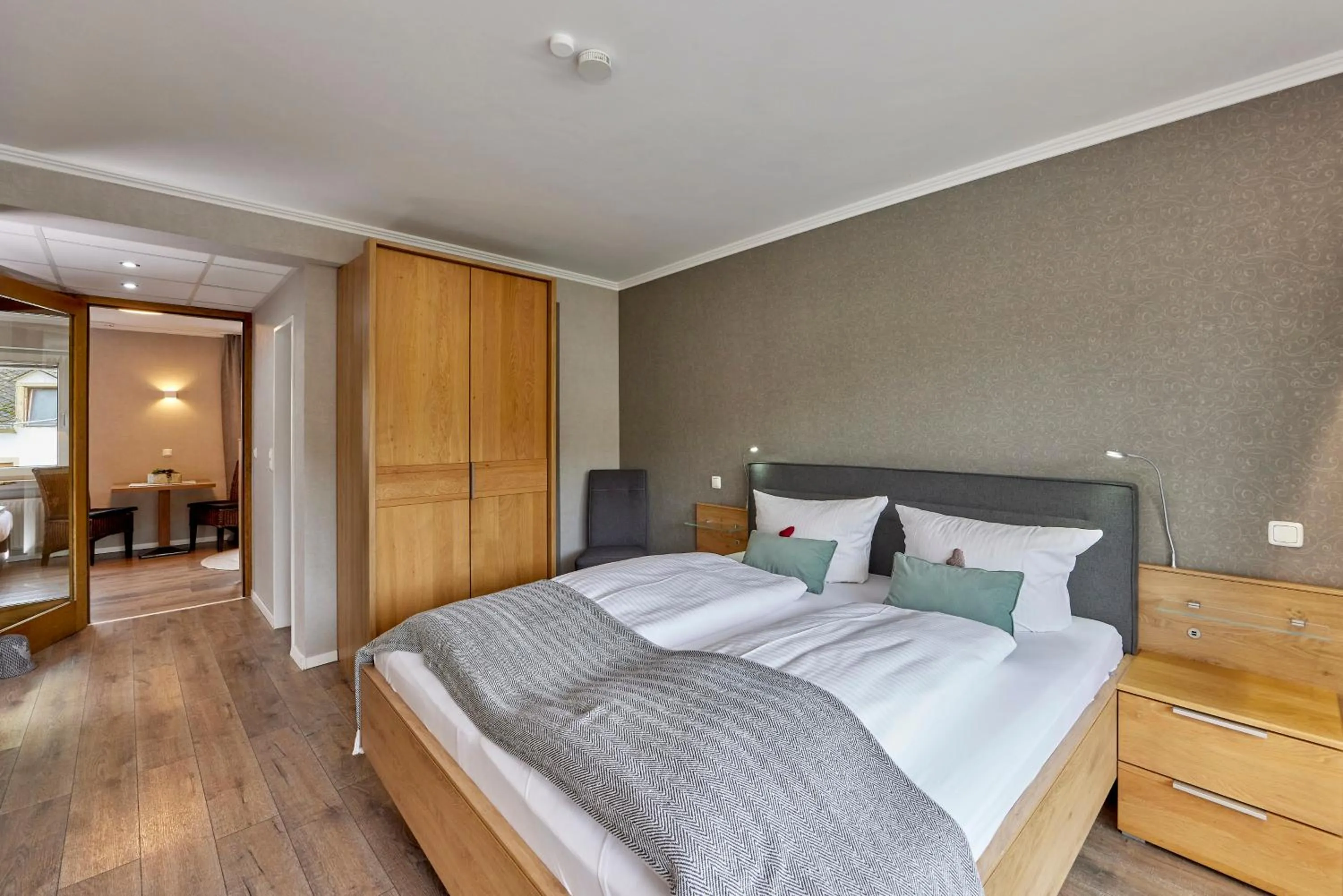 Photo of the whole room, Bed in Mayer's Weinhotel