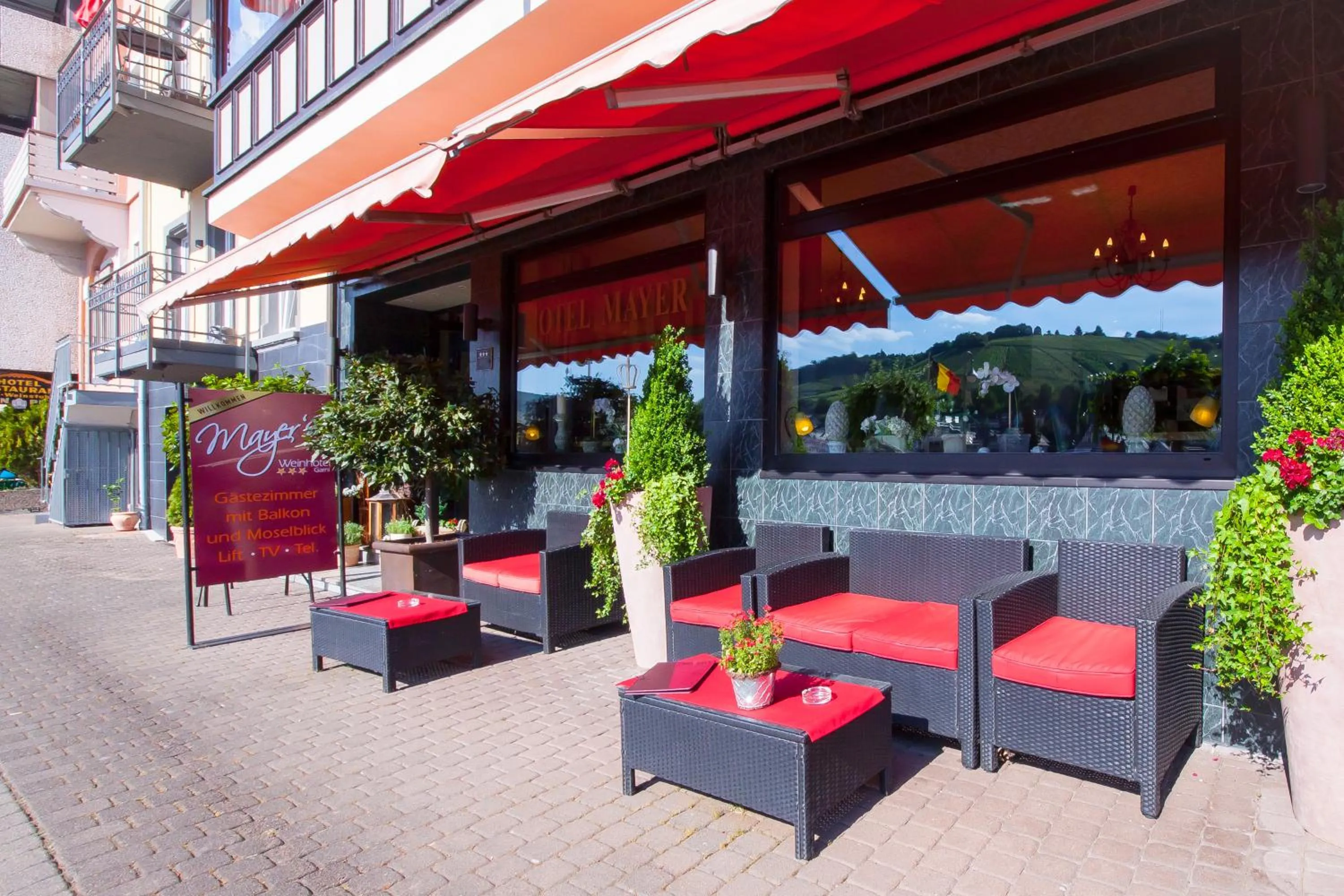 Facade/entrance in Mayer's Weinhotel