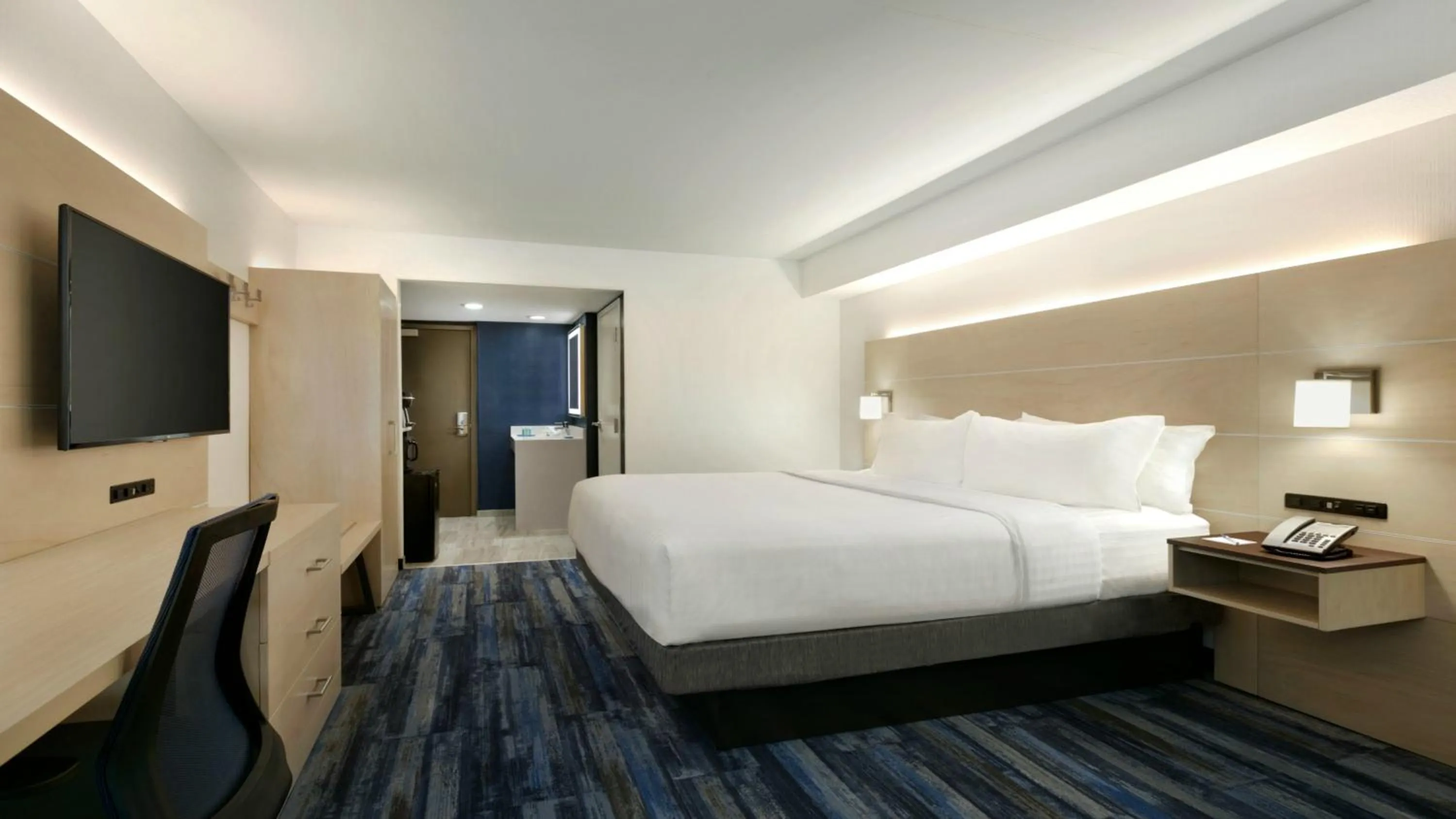 Photo of the whole room, Bed in Holiday Inn Express - Williamsburg Busch Gardens Area by IHG