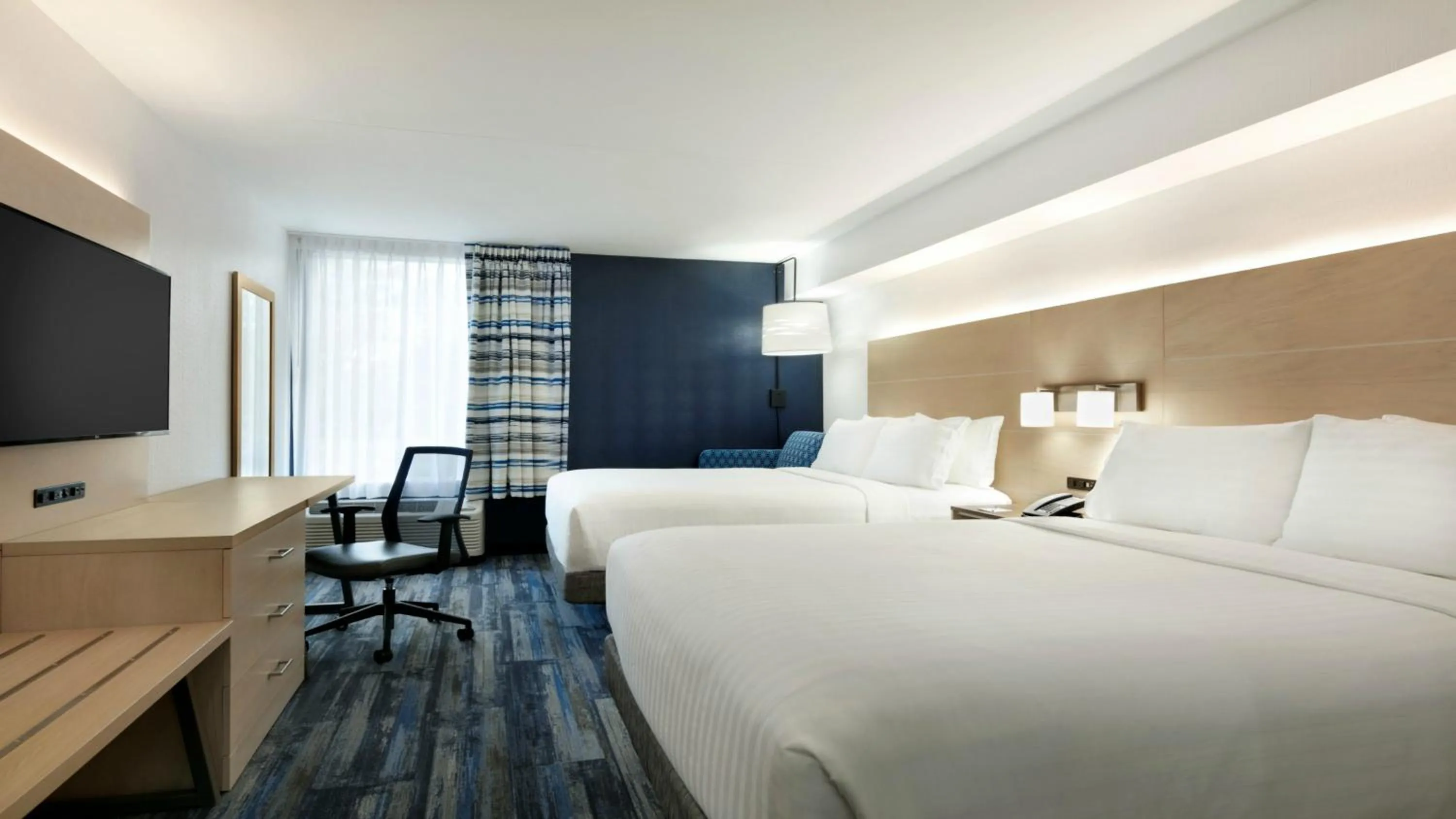 Photo of the whole room, Bed in Holiday Inn Express - Williamsburg Busch Gardens Area by IHG