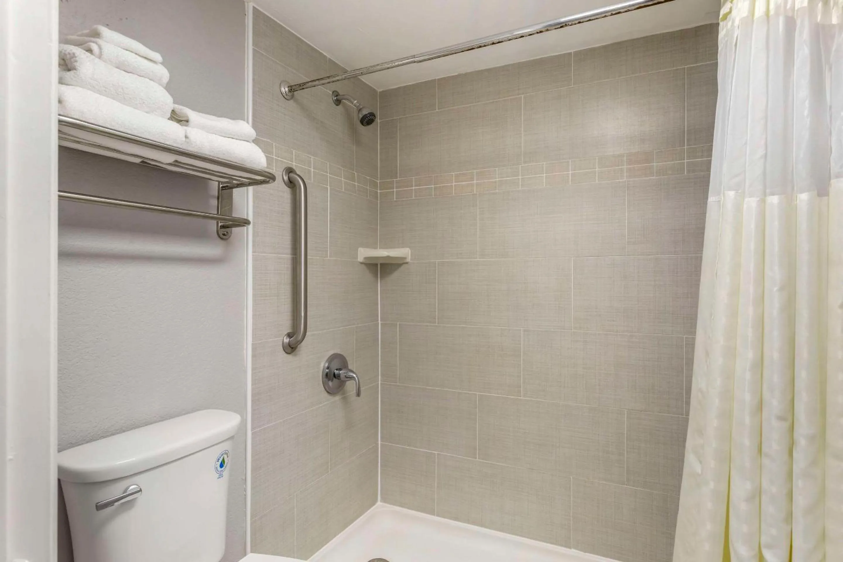 Bedroom in Quality Inn Gainesville near University