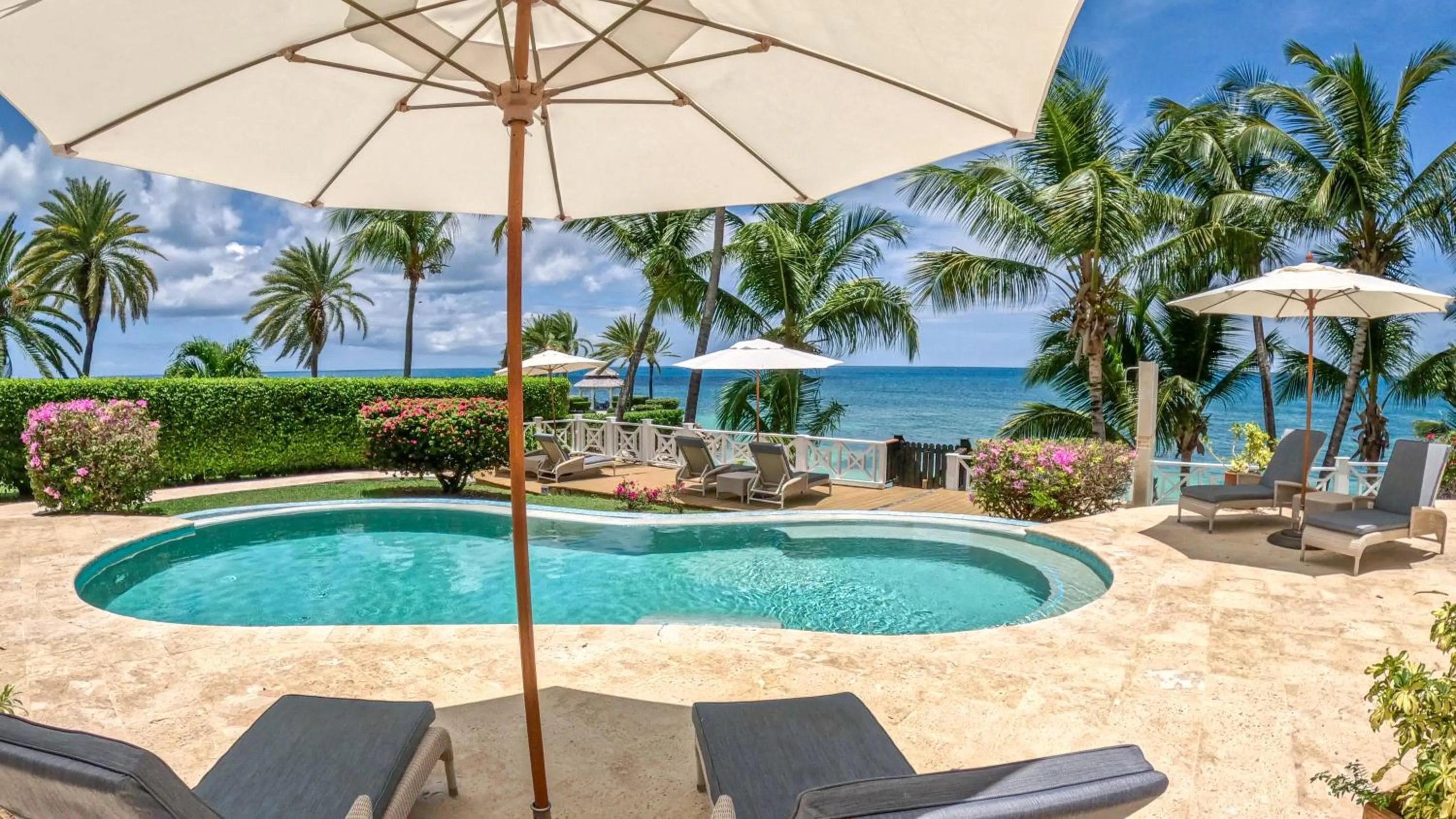 Swimming pool in Blue Waters Resort and Spa