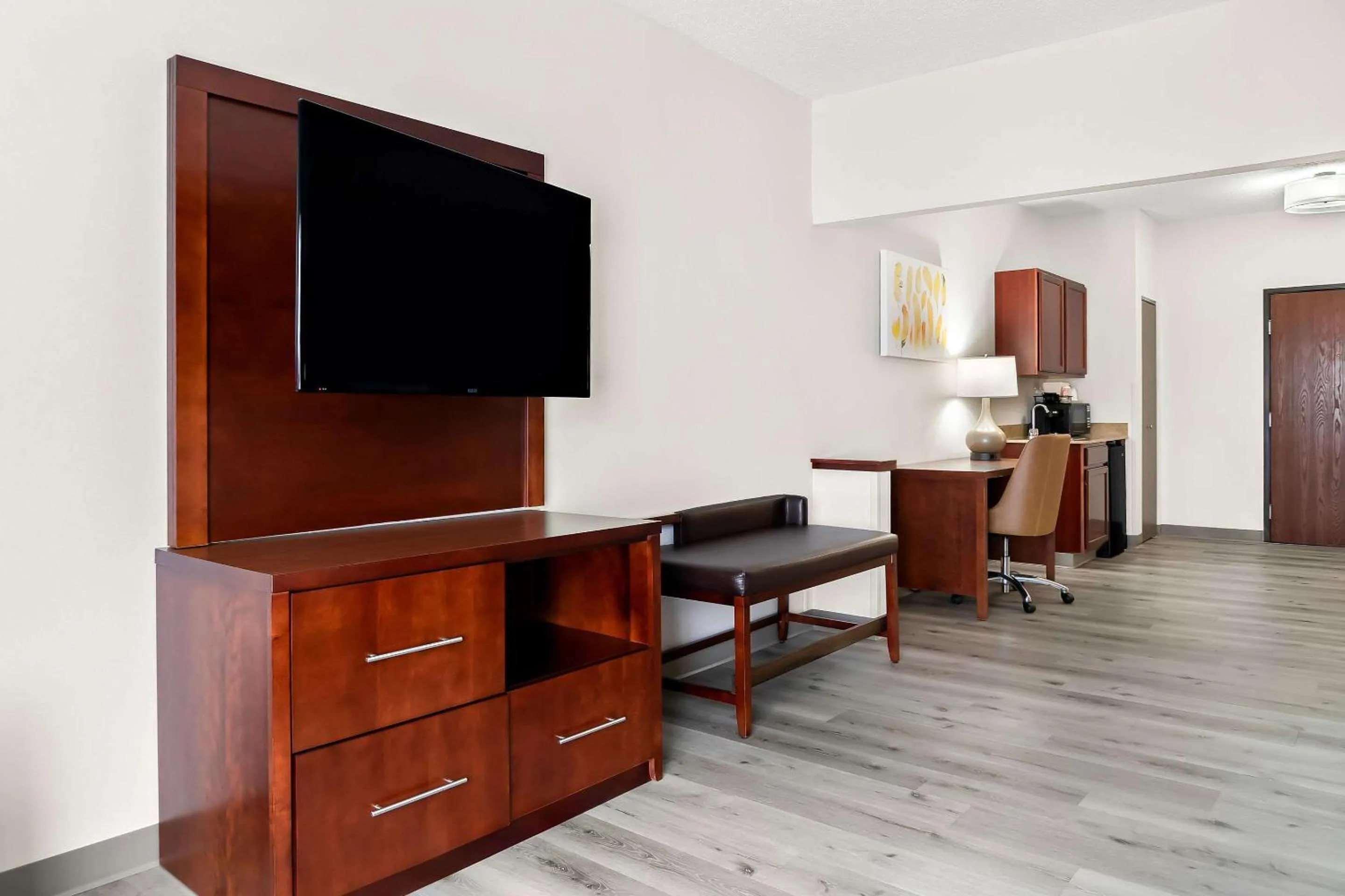 Bedroom in Comfort Suites Southfield-Detroit