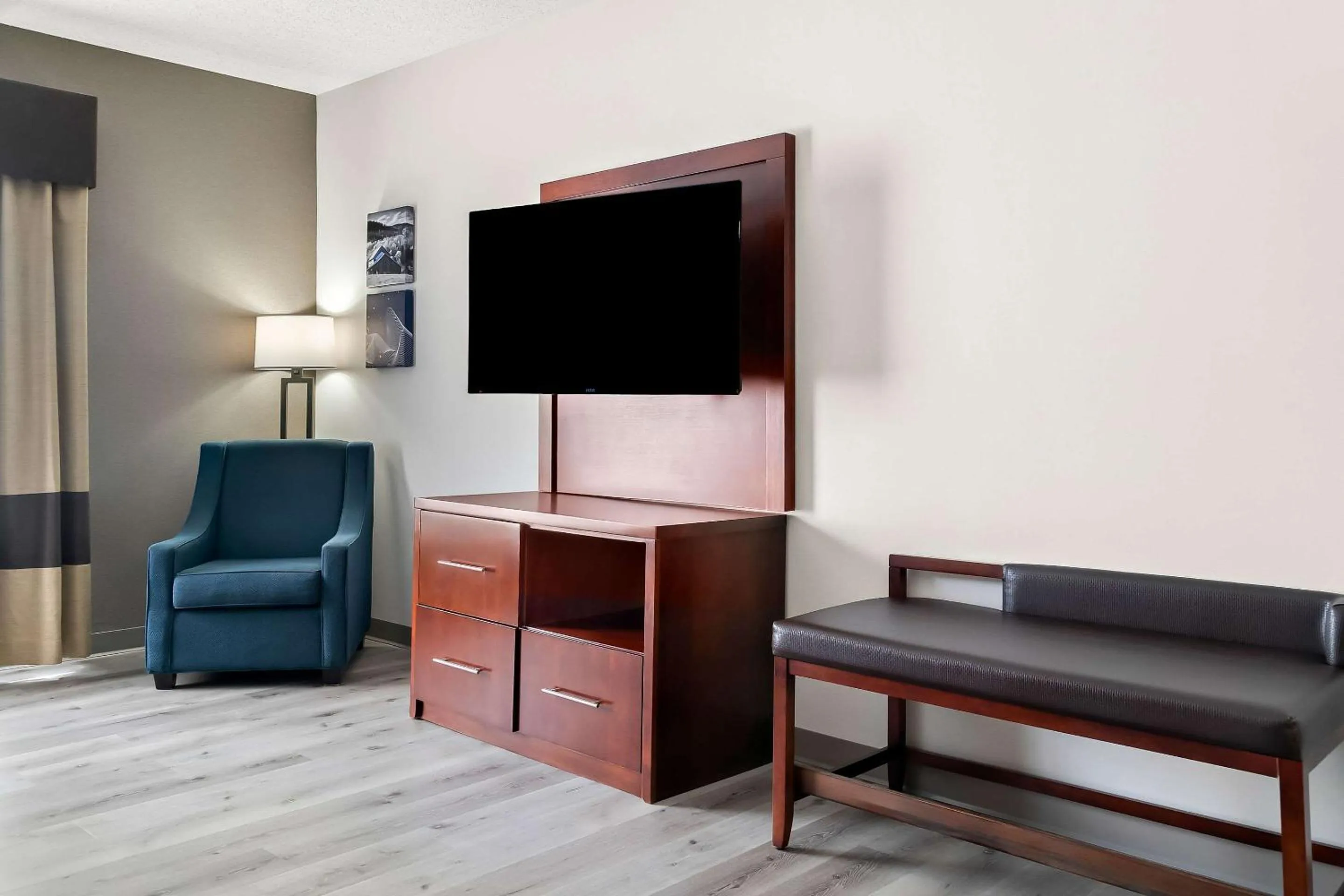 Bedroom in Comfort Suites Southfield-Detroit