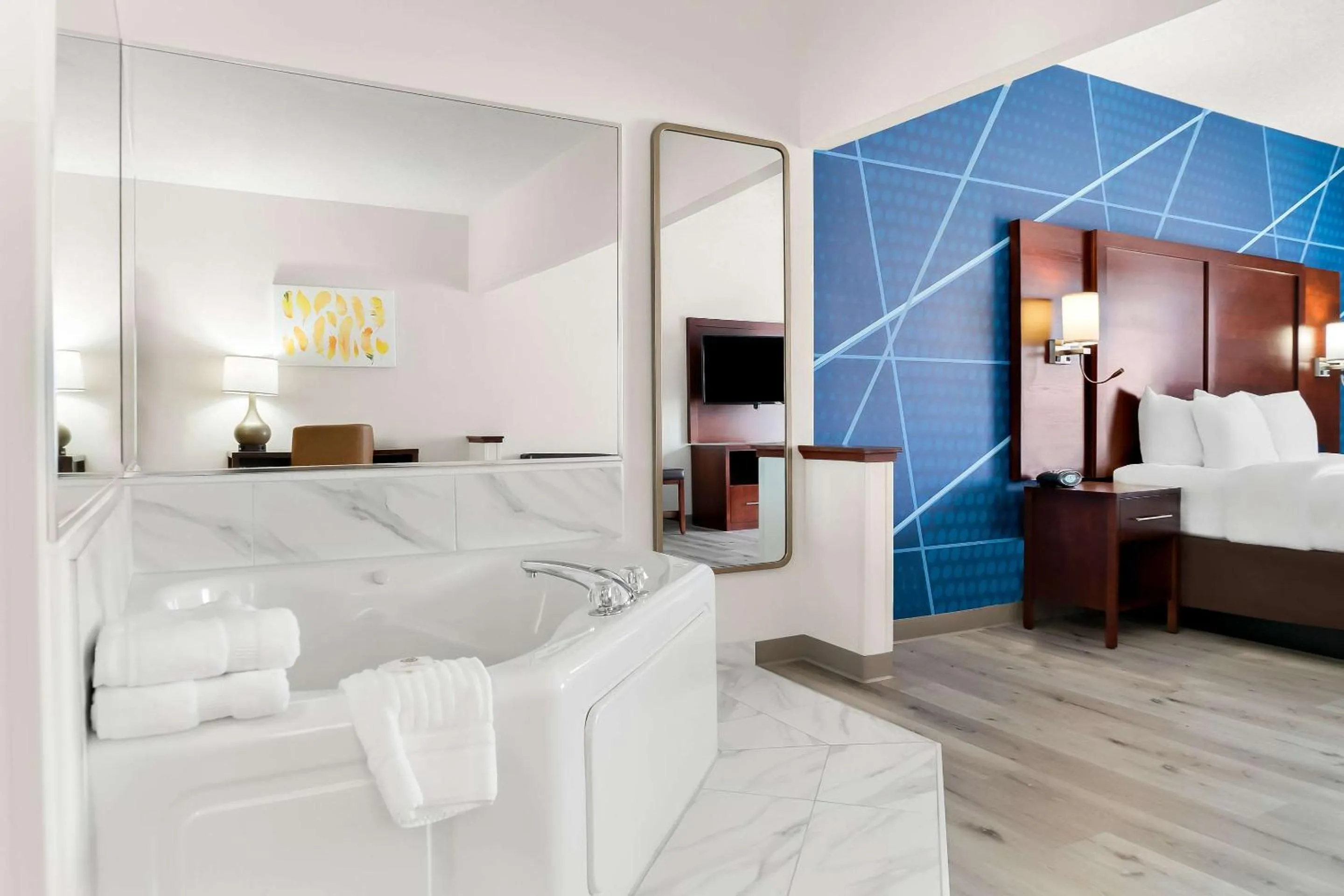 Bedroom, Bed in Comfort Suites Southfield-Detroit