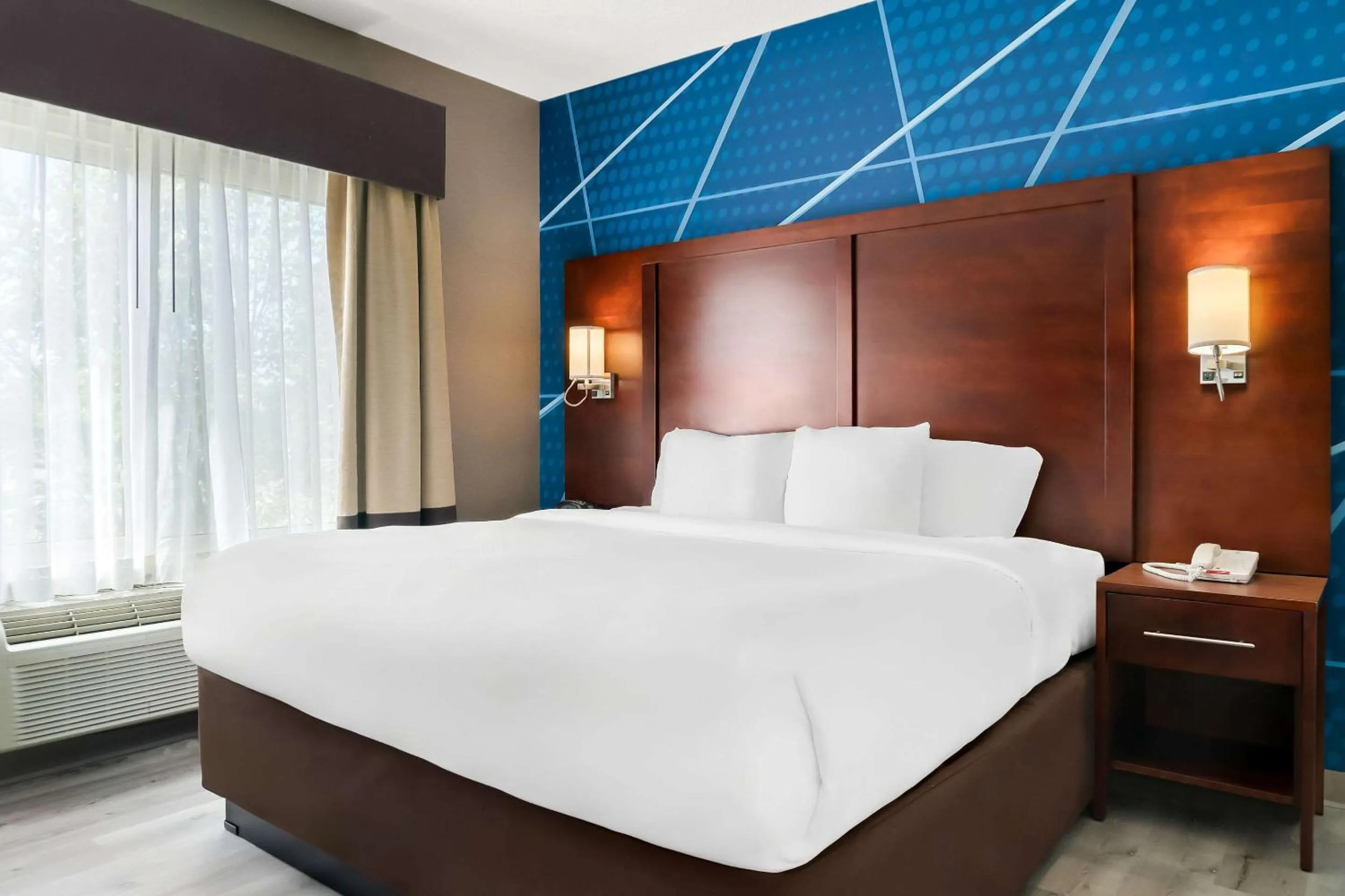 Bedroom, Bed in Comfort Suites Southfield-Detroit