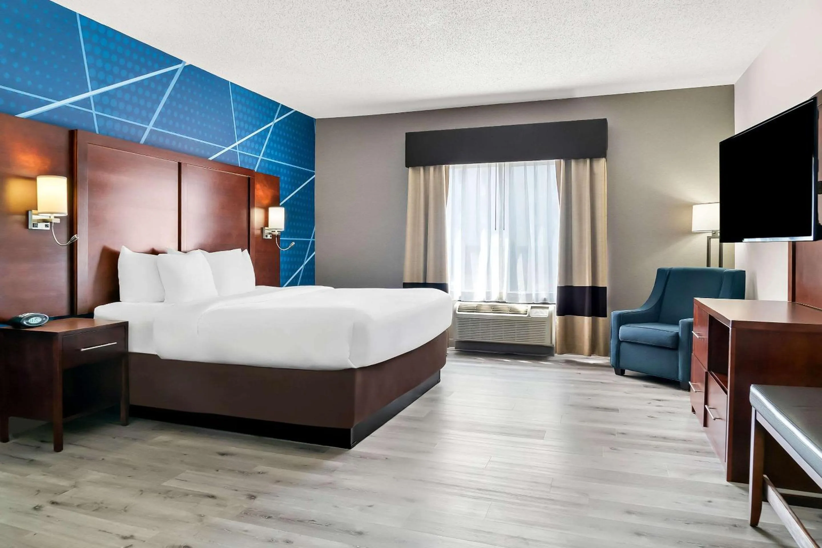 Bedroom, Bed in Comfort Suites Southfield-Detroit