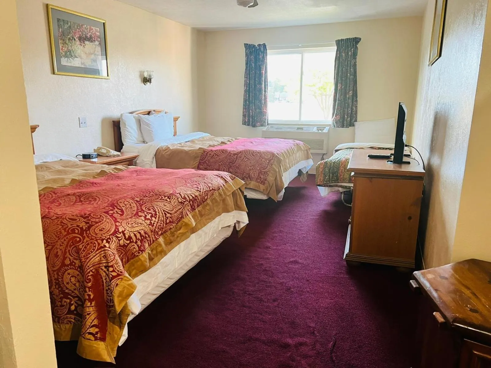 Bedroom in Villa Inn Motel Near Hwy 12 WI Capital O