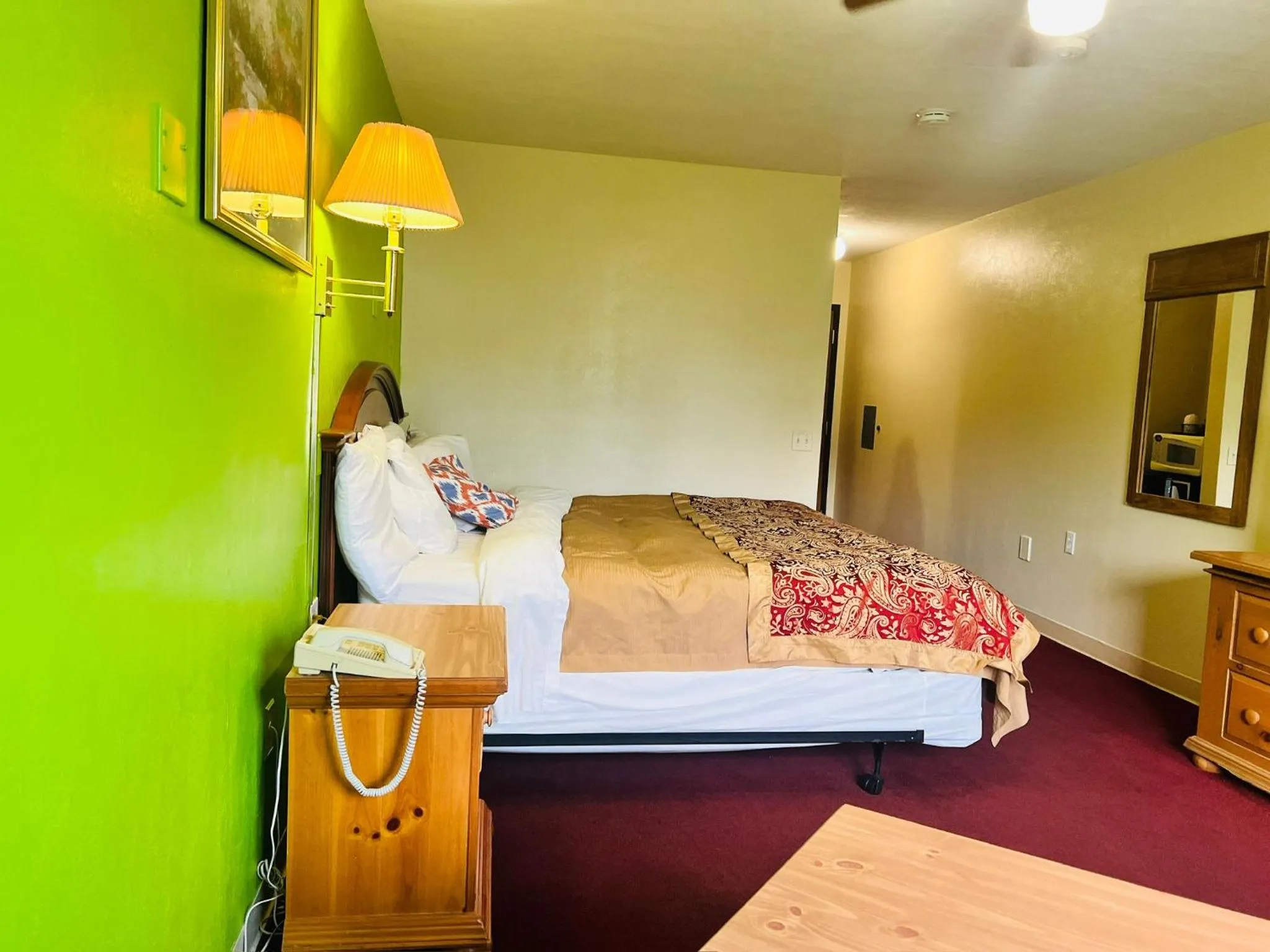 Bedroom in Villa Inn Motel Near Hwy 12 WI Capital O