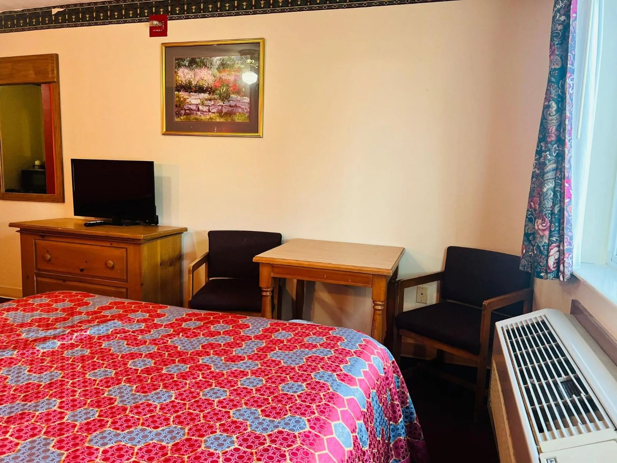 Bedroom in Villa Inn Motel Near Hwy 12 WI Capital O