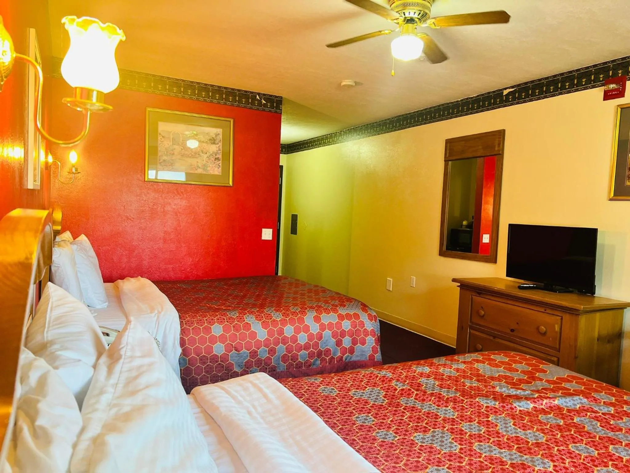 Bedroom in Villa Inn Motel Near Hwy 12 WI Capital O