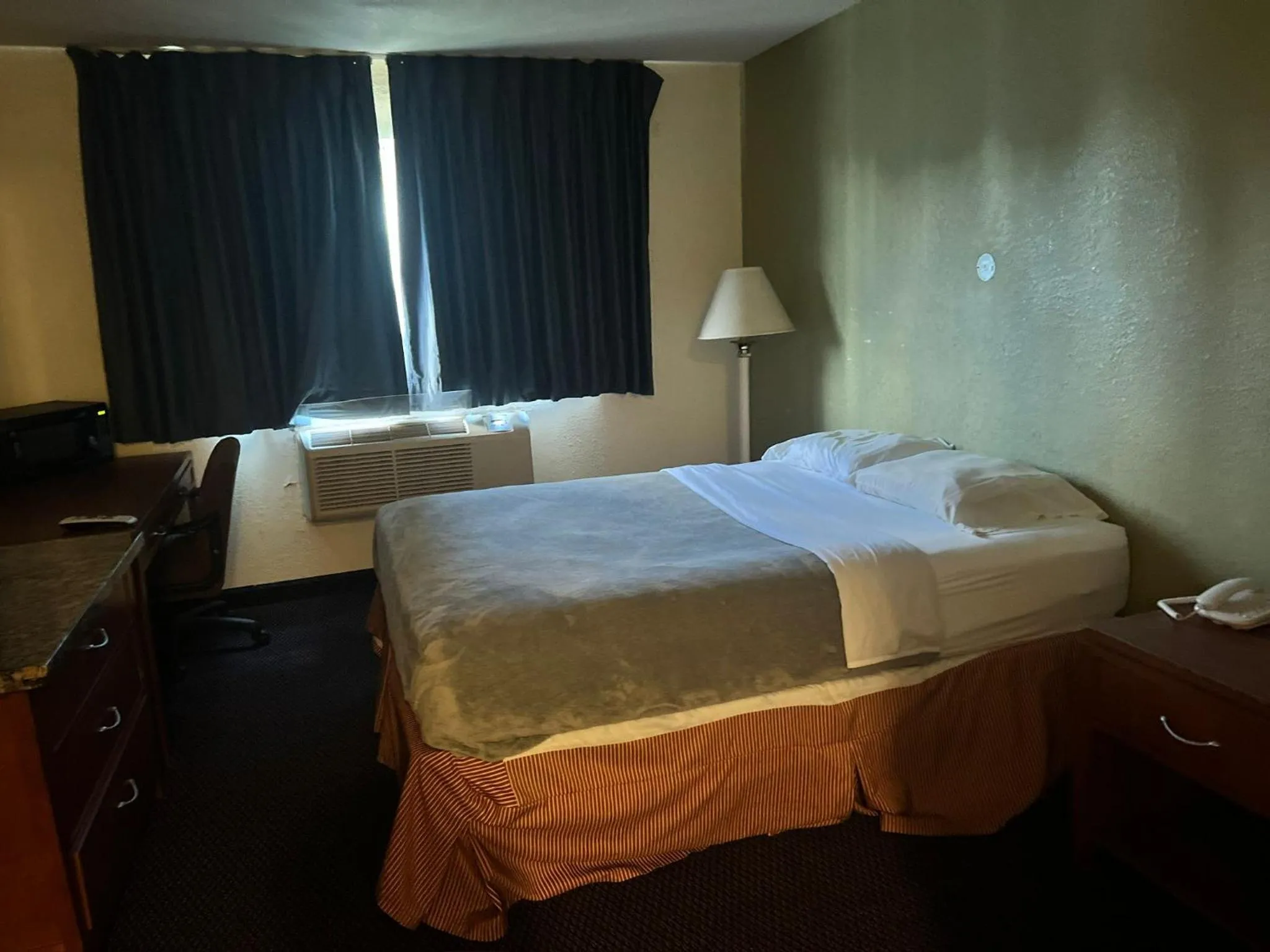 Bedroom in Villa Inn Motel Near Hwy 12 WI Capital O