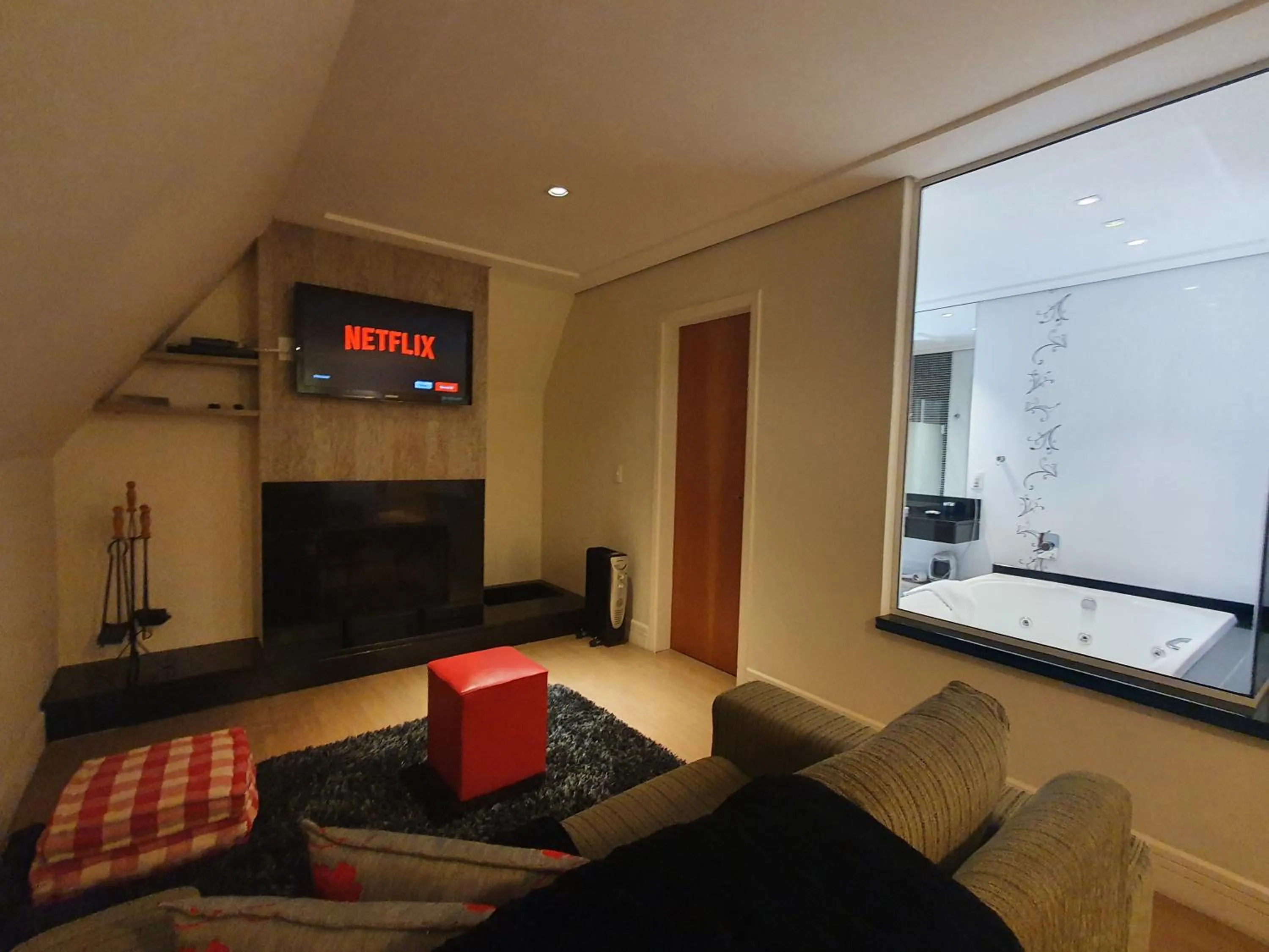 Communal lounge/ TV room in Pousada Annecy - CAPIVARI Fácil acesso ao centrinho e Baden Bar