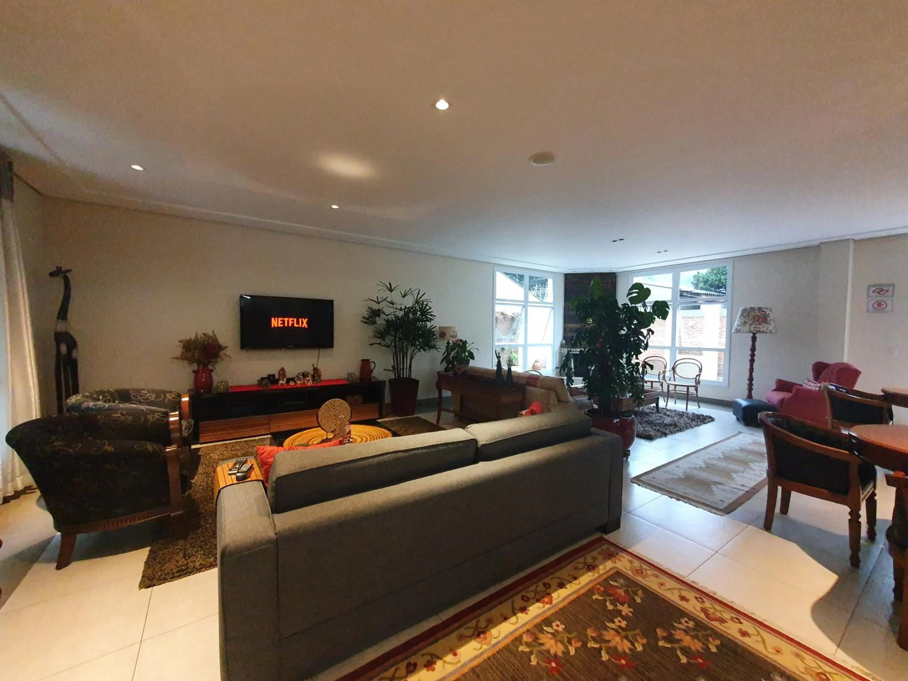 Communal lounge/ TV room in Pousada Annecy - CAPIVARI Fácil acesso ao centrinho e Baden Bar