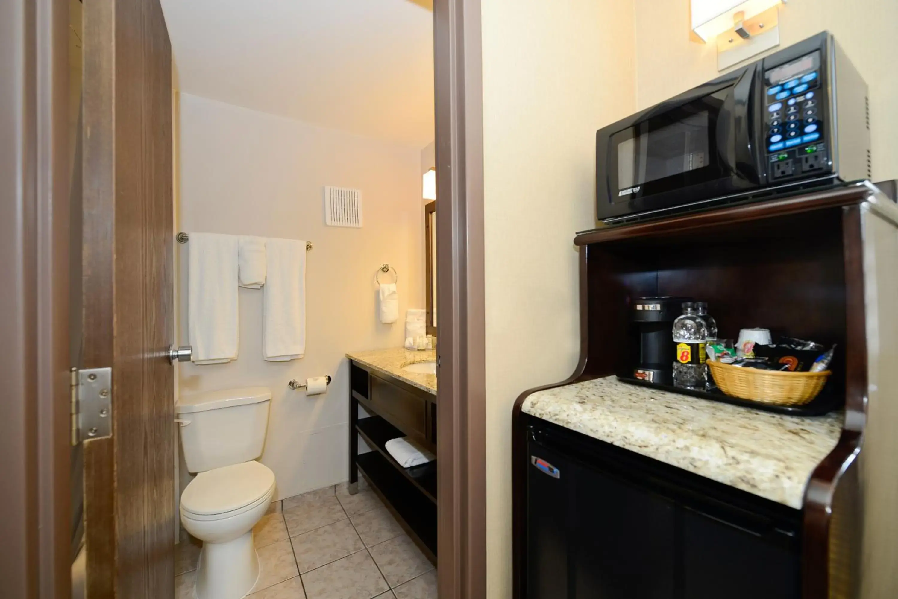 Queen Room - Non-Smoking in Siding 16 Lodge Queen Room - Non-Smoking in Siding 16 Lodge