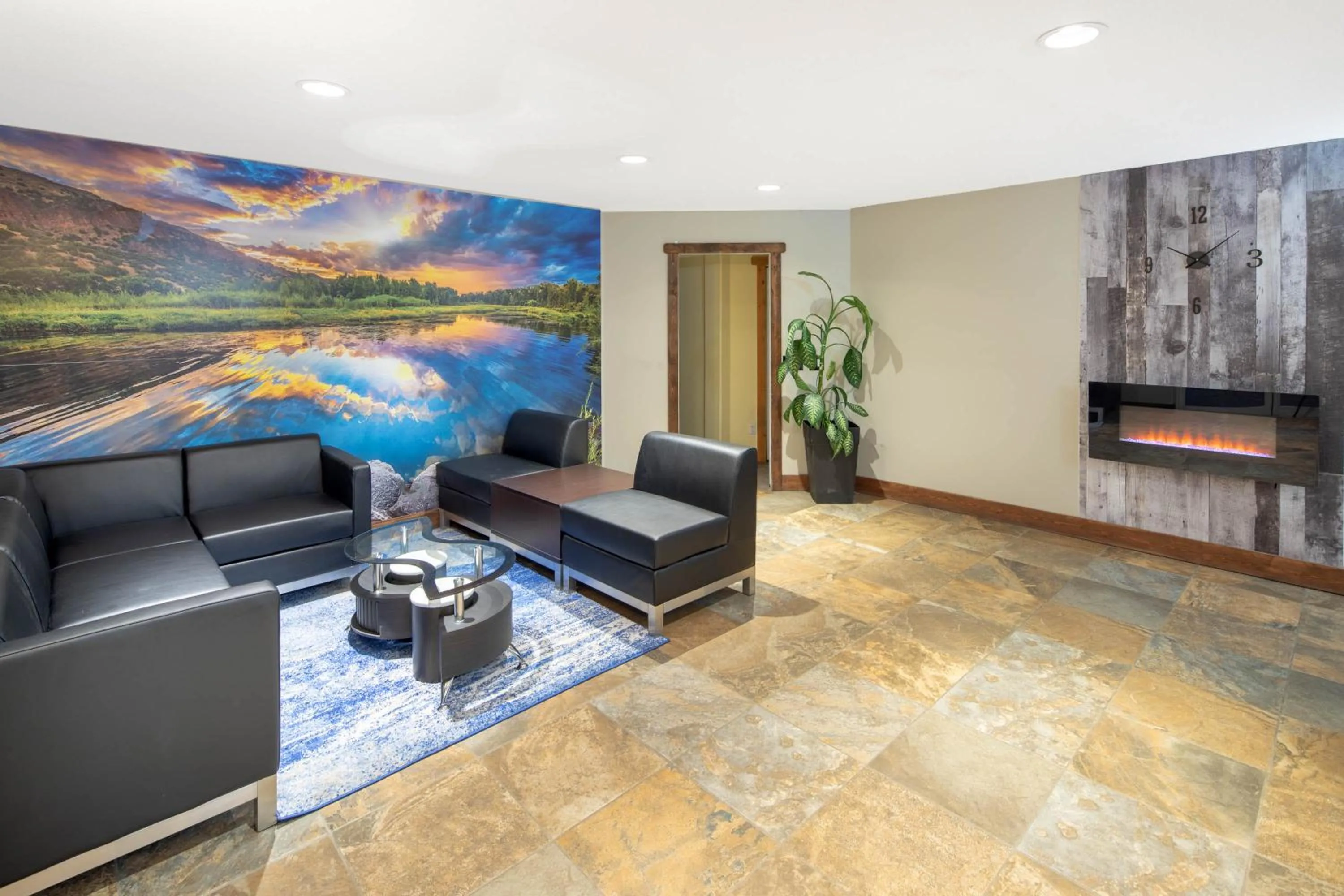 Lobby or reception in Travelodge by Wyndham Golden Sportsman Lodge