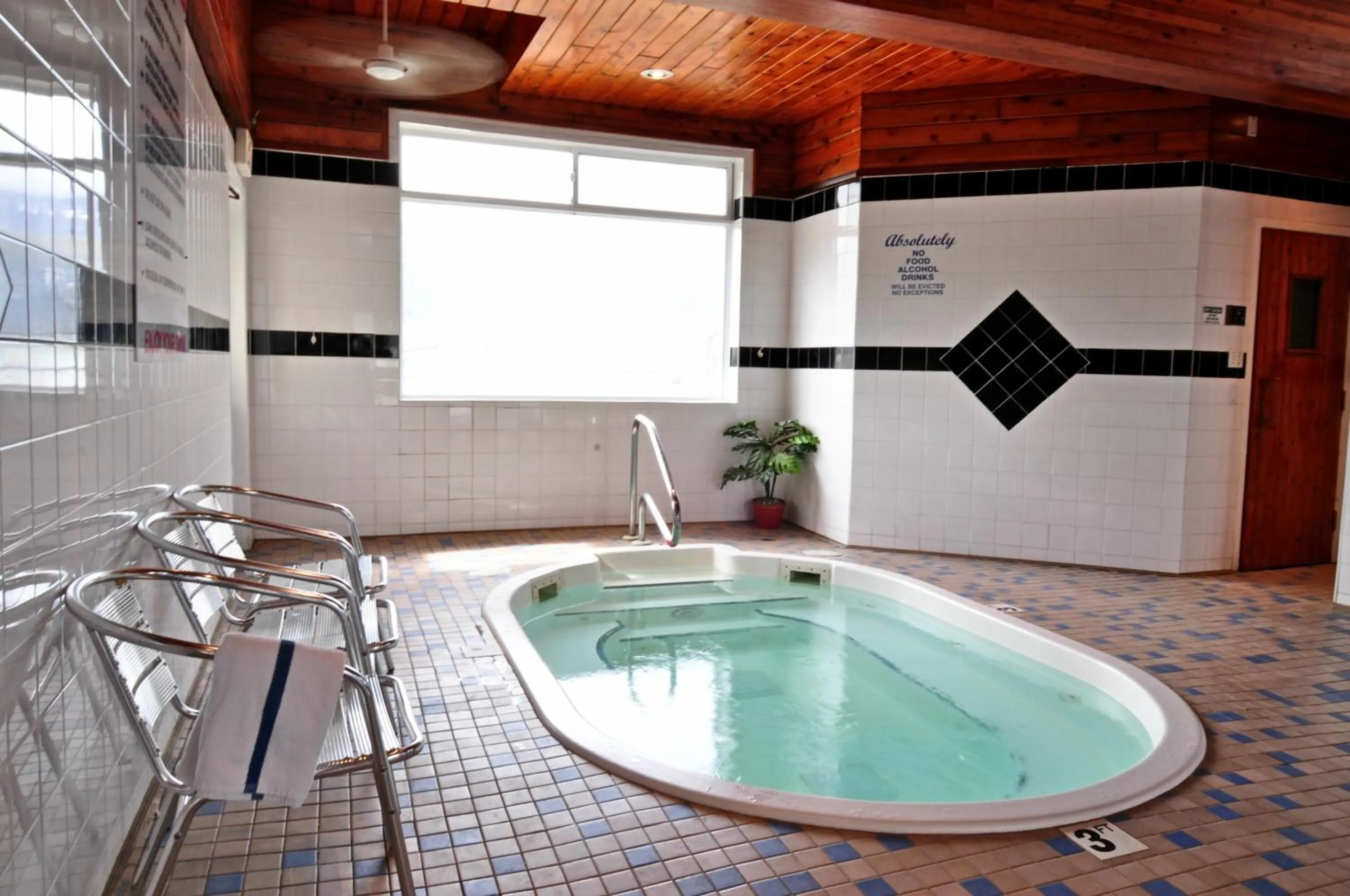 Hot Tub in Travelodge by Wyndham Golden Sportsman Lodge