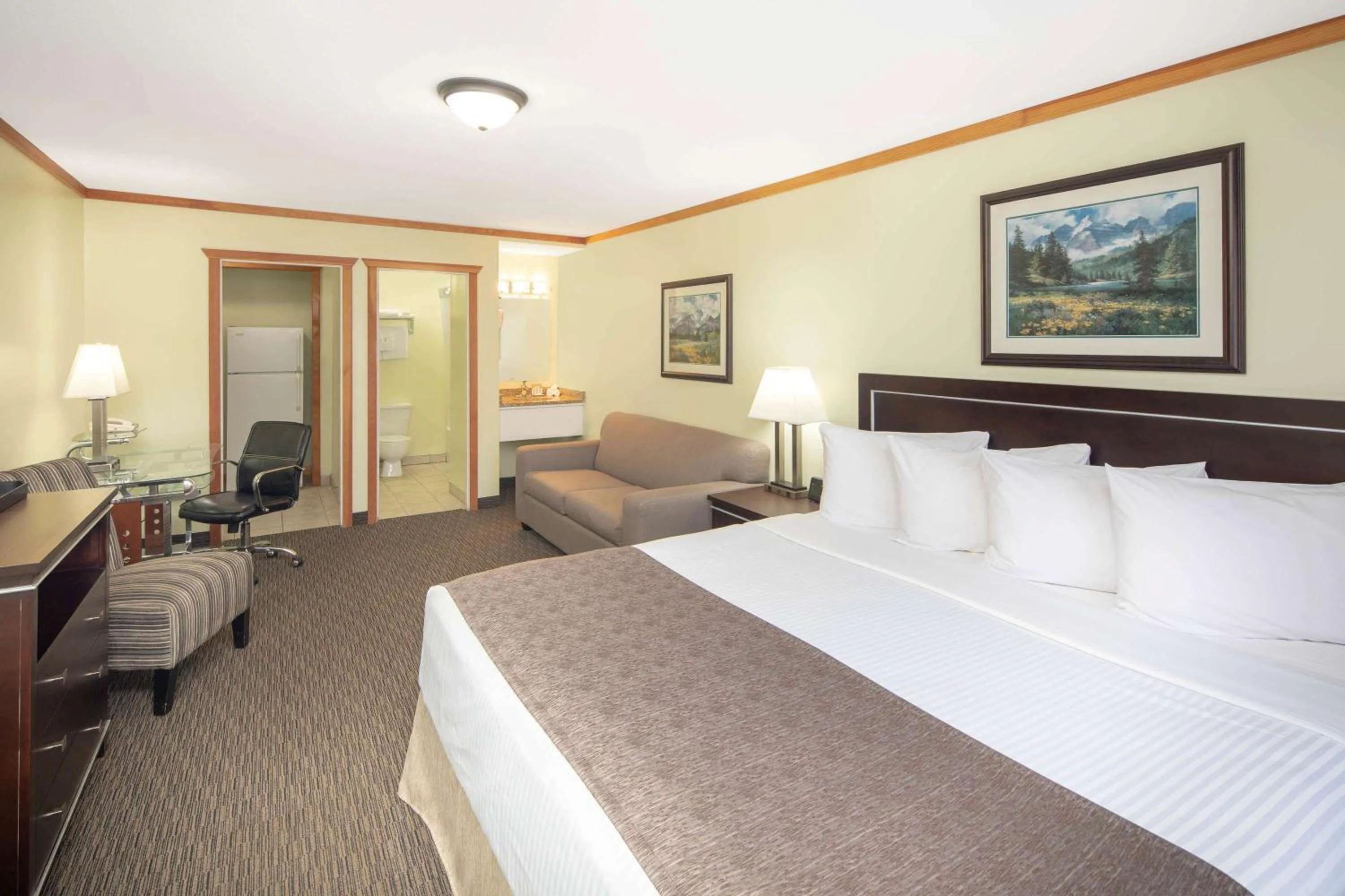 Photo of the whole room, Bed in Travelodge by Wyndham Golden Sportsman Lodge