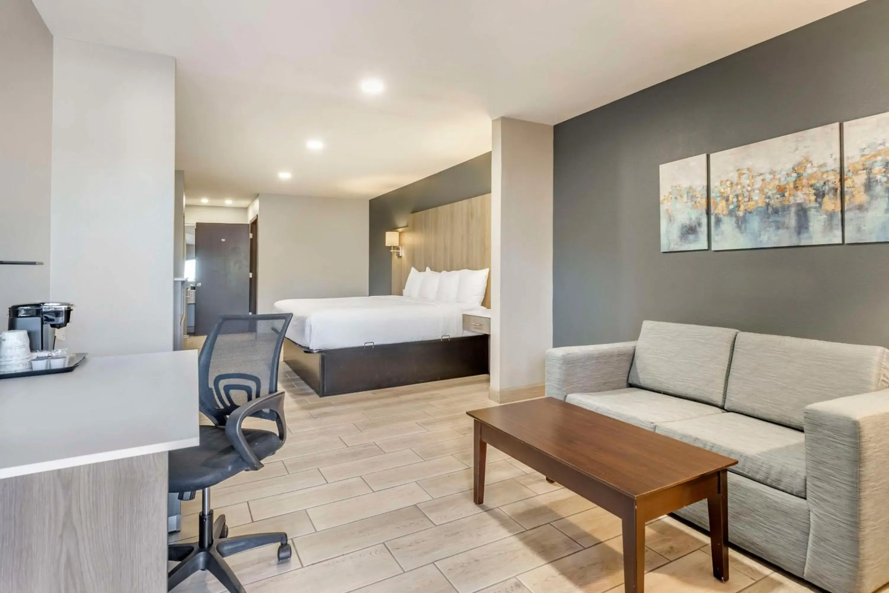 Junior King Suite - Non-Smoking in Best Western Plus Edinburg Inn & Suites Junior King Suite - Non-Smoking in Best Western Plus Edinburg Inn & Suites