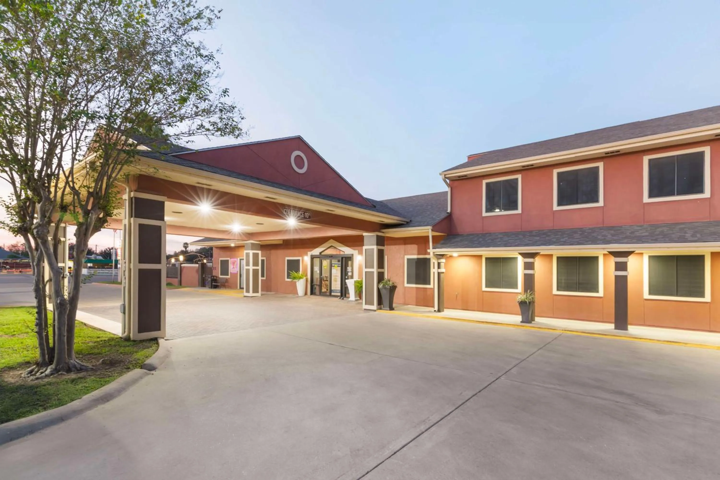 Property building in Best Western Plus Edinburg Inn & Suites