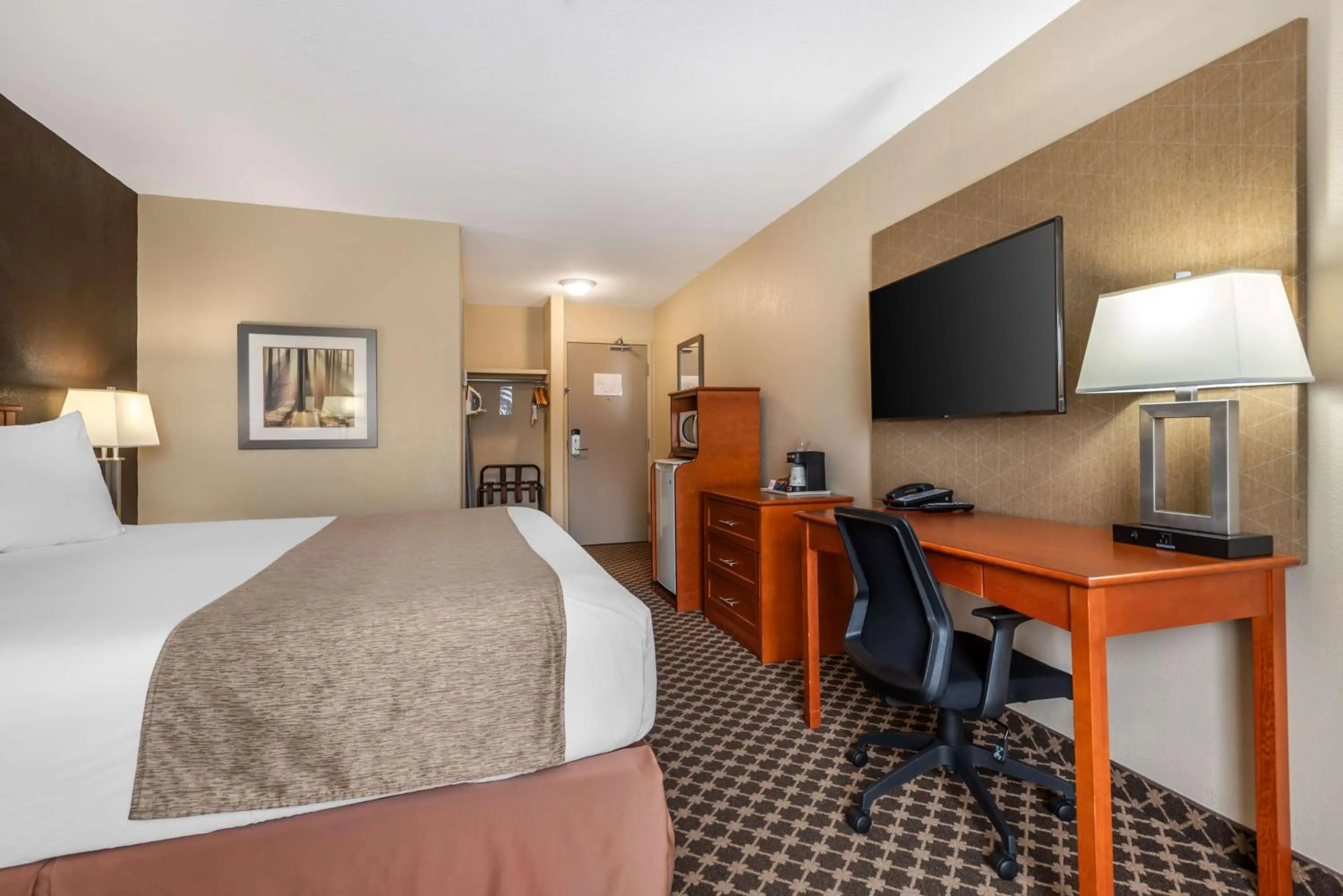 Bedroom, Bed in Best Western Strathmore Inn