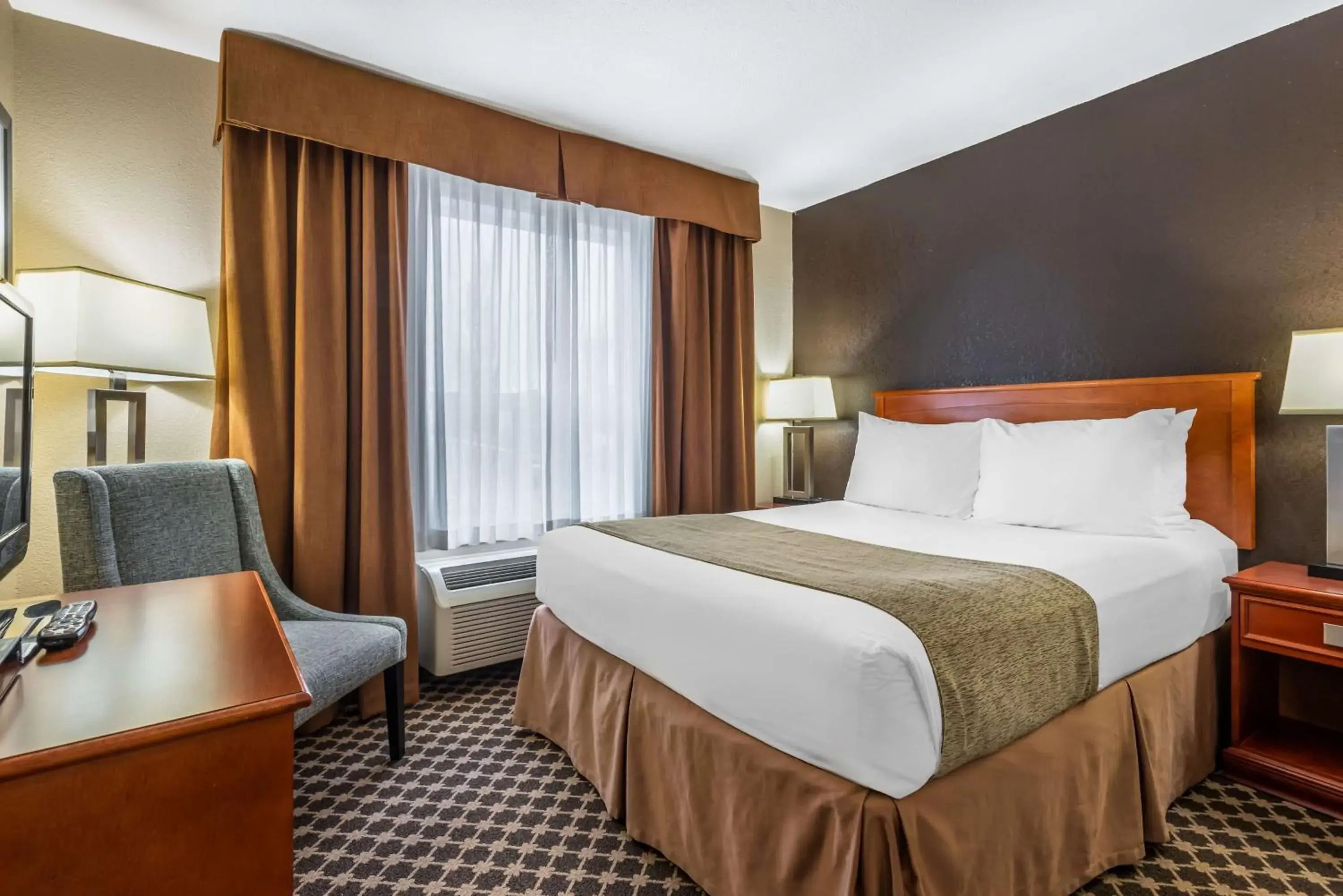 King Room - Non-Smoking in Best Western Strathmore Inn King Room - Non-Smoking in Best Western Strathmore Inn